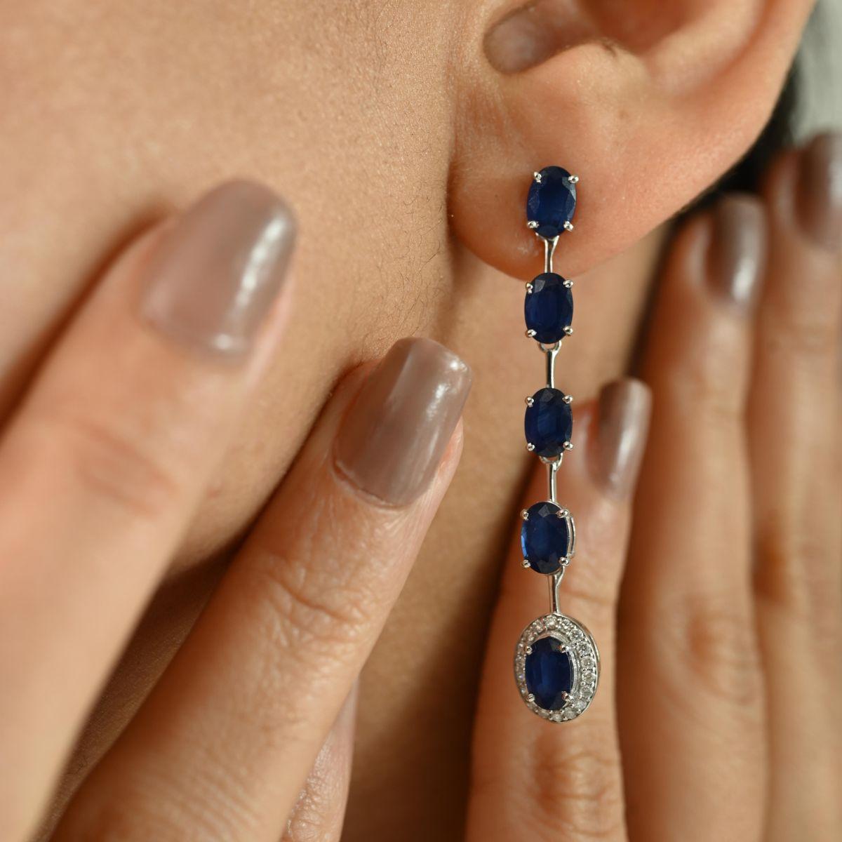 Donna Orecchini lunghi moderni con zaffiro blu e diamante per lei in oro bianco 14 carati in vendita
