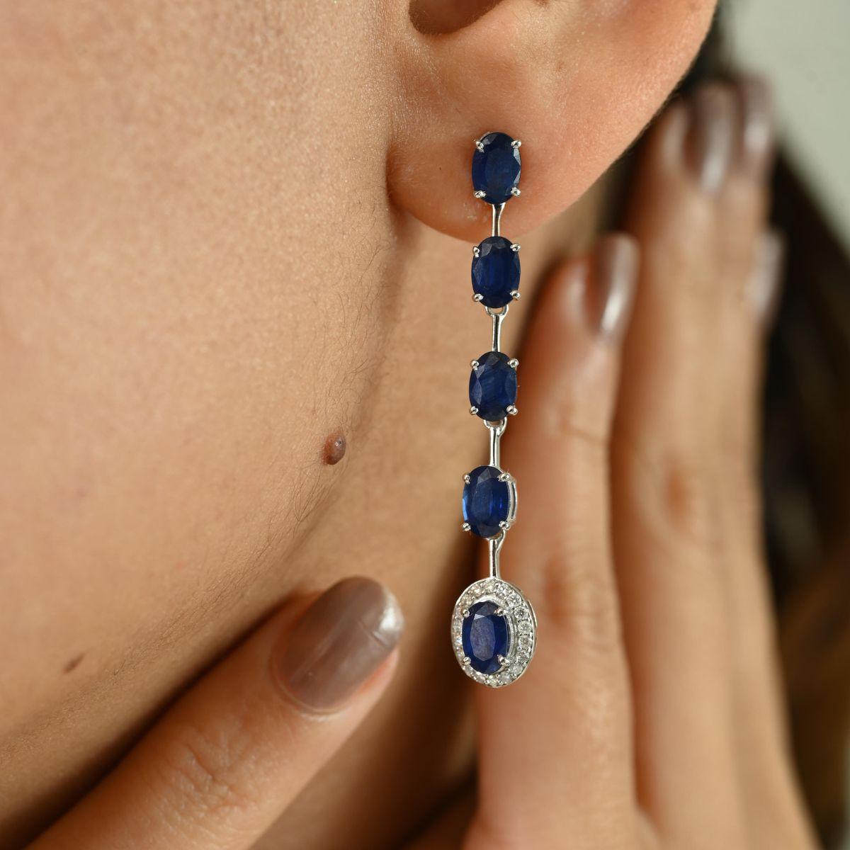 Orecchini lunghi moderni con zaffiro blu e diamante per lei in oro bianco 14 carati in vendita 2