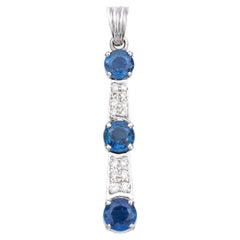 Pendentif moderne à trois pierres verticales, en saphir bleu et diamants, en or blanc 18 carats