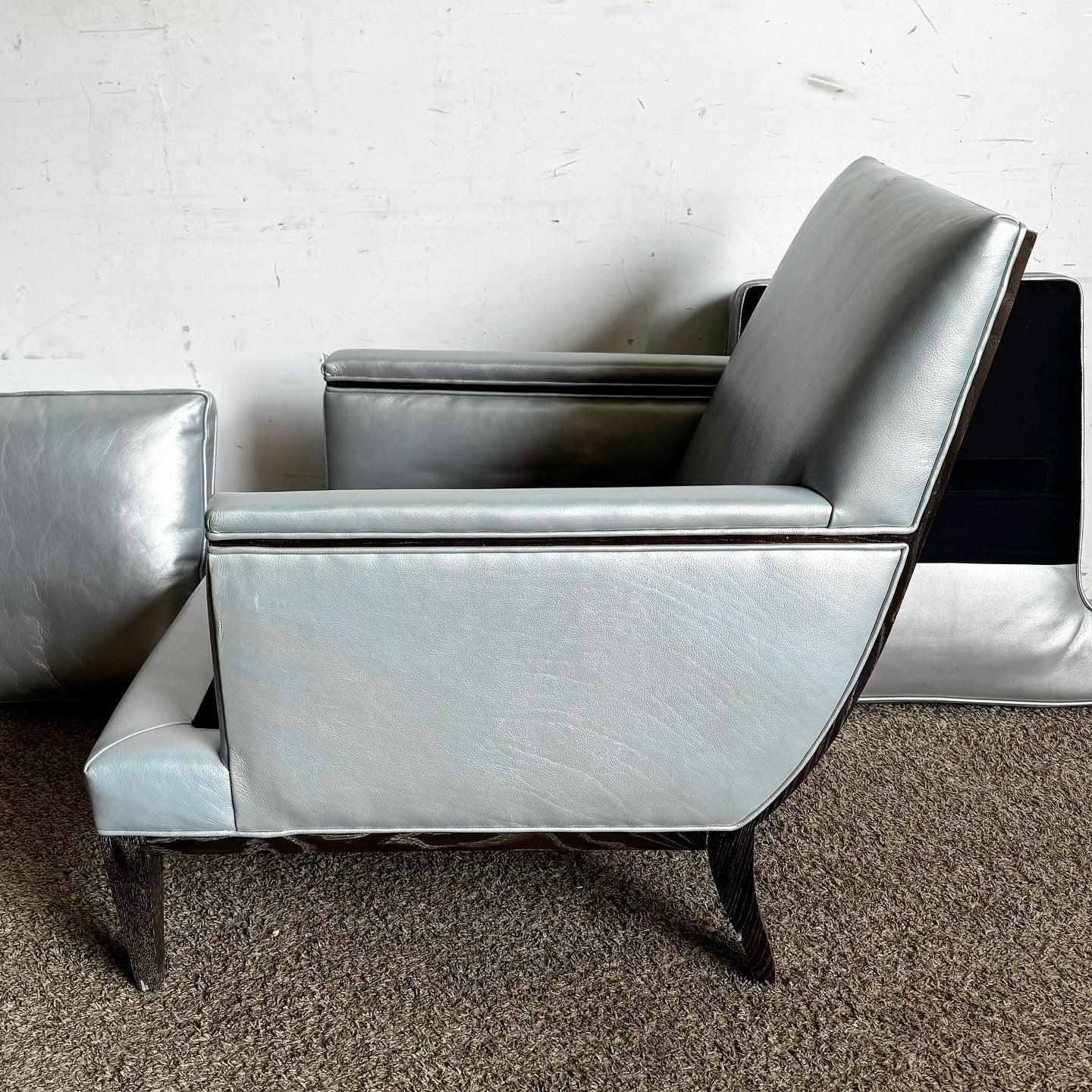 Scopri la sedia da salotto moderna in pelle blu di Hickory, caratterizzata da un'imbottitura di alta qualità e da un design elegante per ambienti contemporanei.
 
 Alcuni segni di usura e scolorimento sulla pelle e sul legno, come mostrato nelle