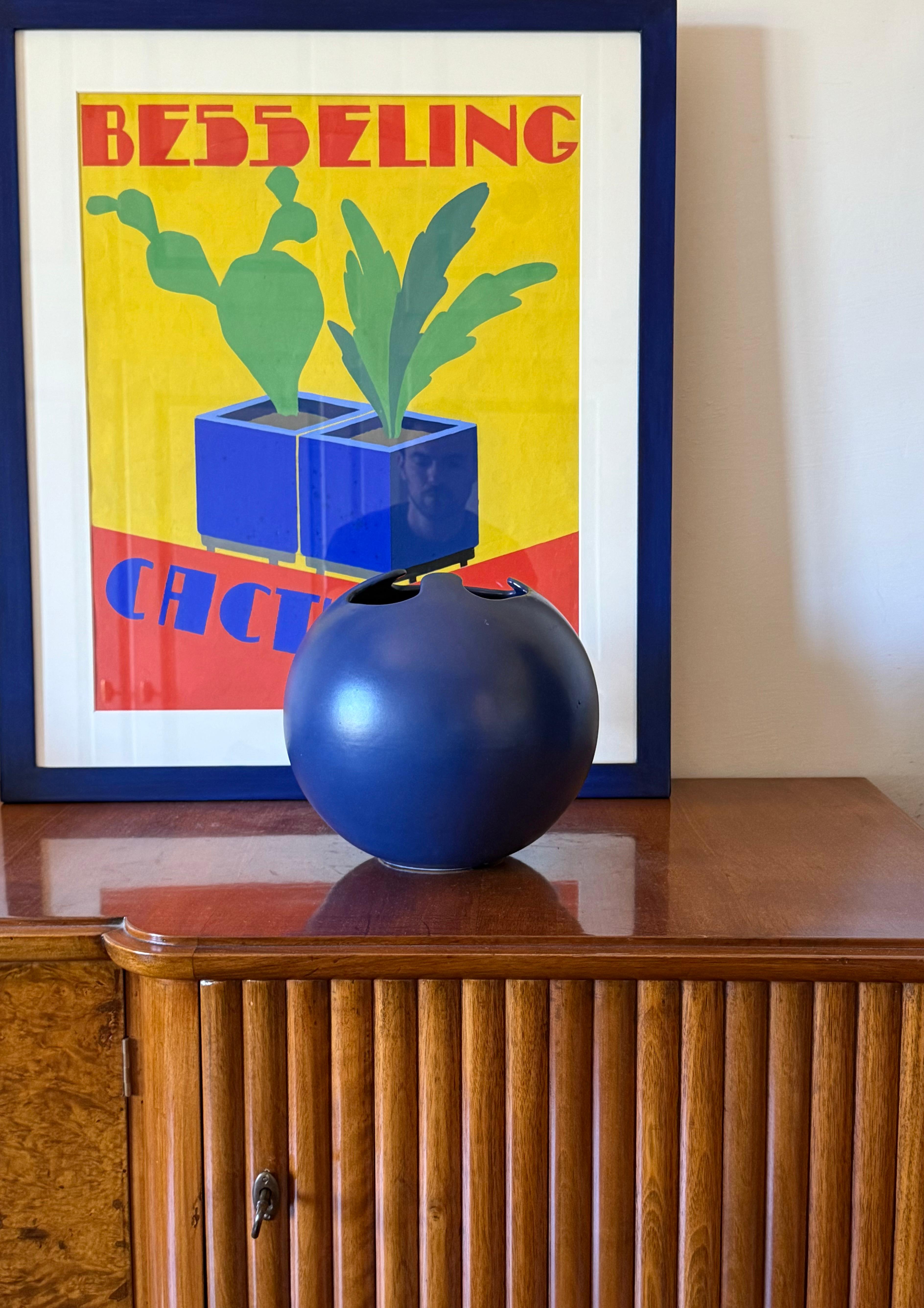 Moderne blaue kugelförmige Keramikvase, Italien 1970

H 22 cm - Durchm. 25 cm

Zustand: ausgezeichnet, keine Mängel