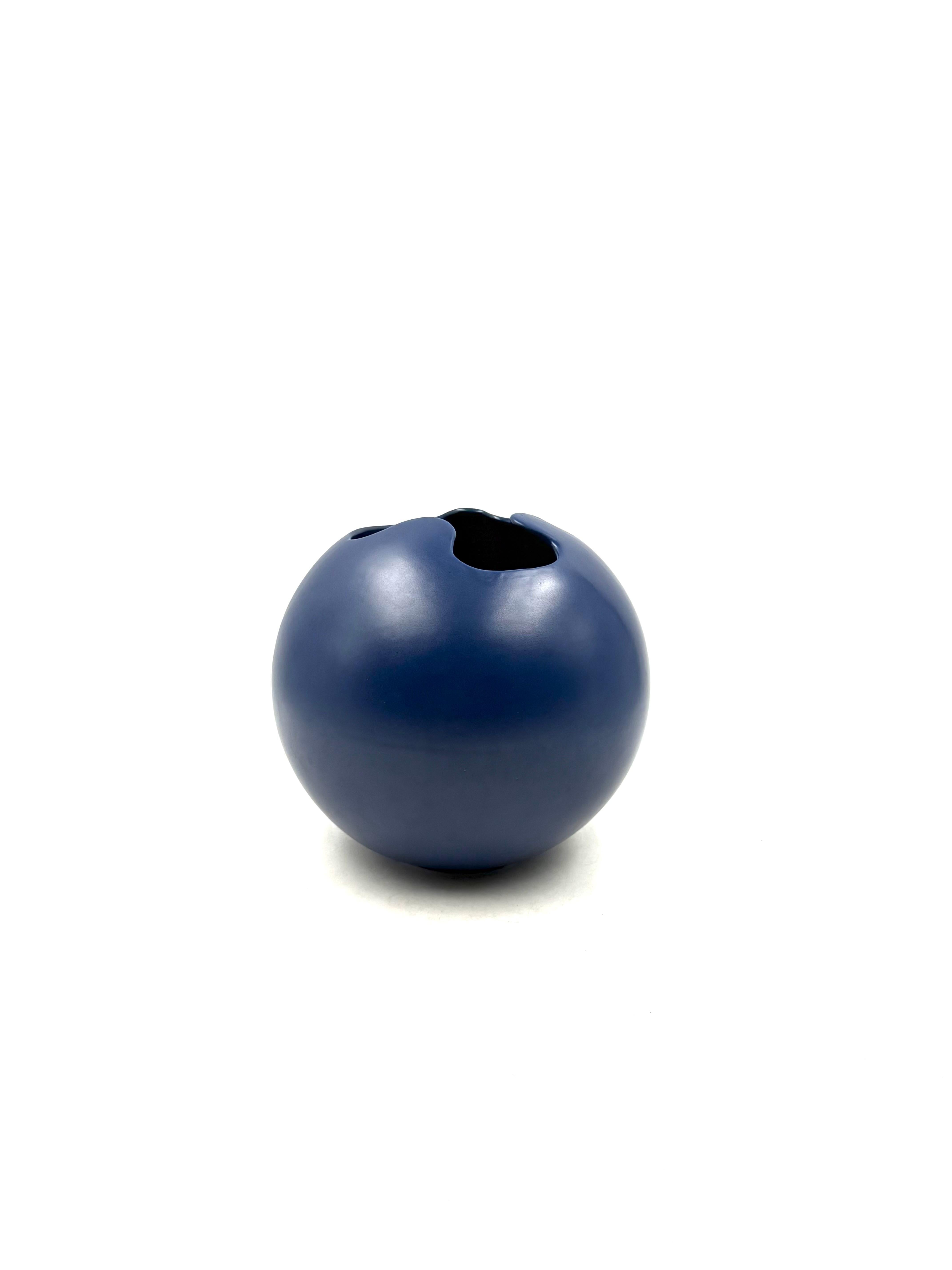 Moderne blaue kugelförmige Keramikvase, Italien 1970 (Space Age) im Angebot
