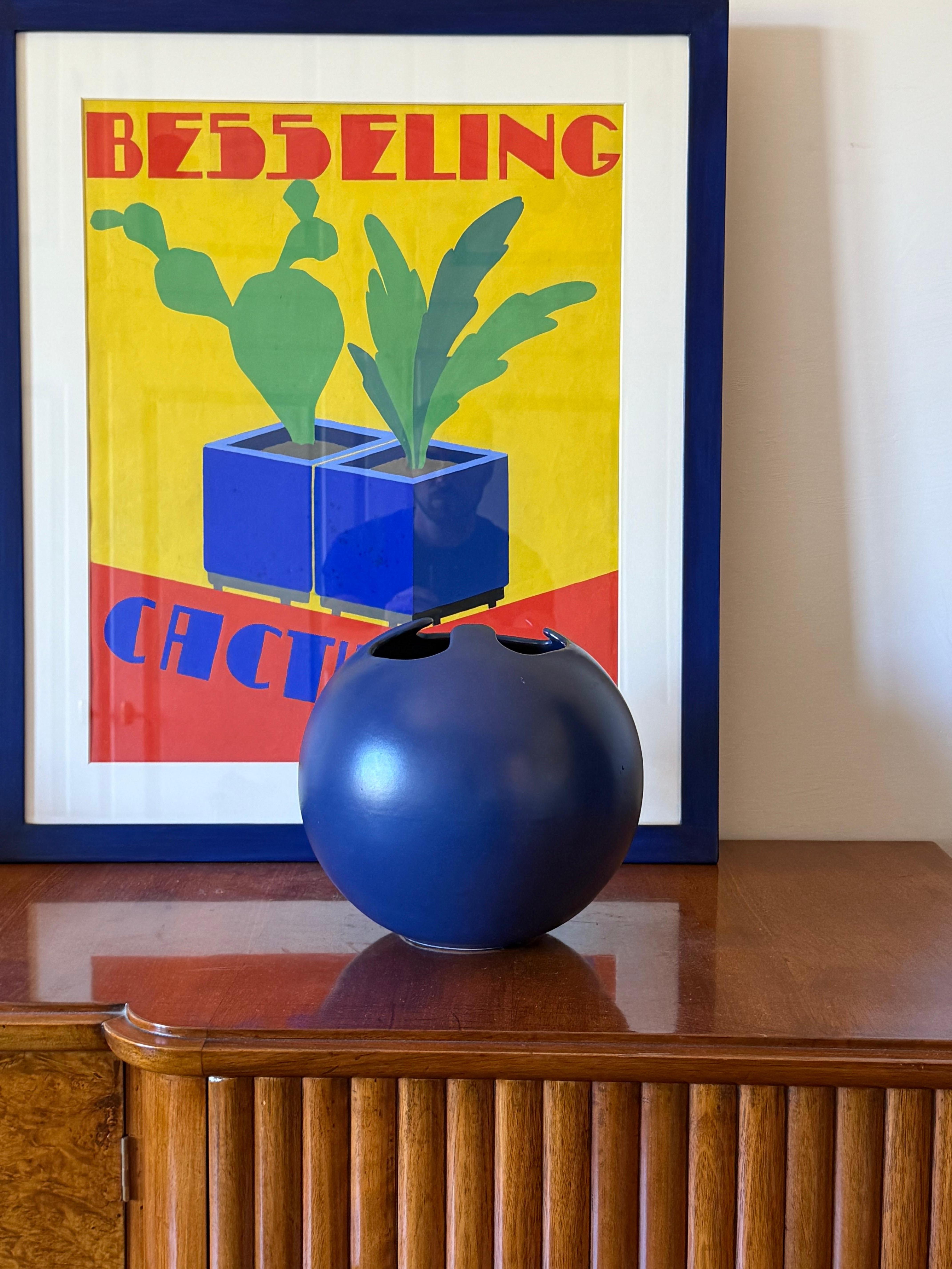 Moderne blaue kugelförmige Keramikvase, Italien 1970 (Italian) im Angebot