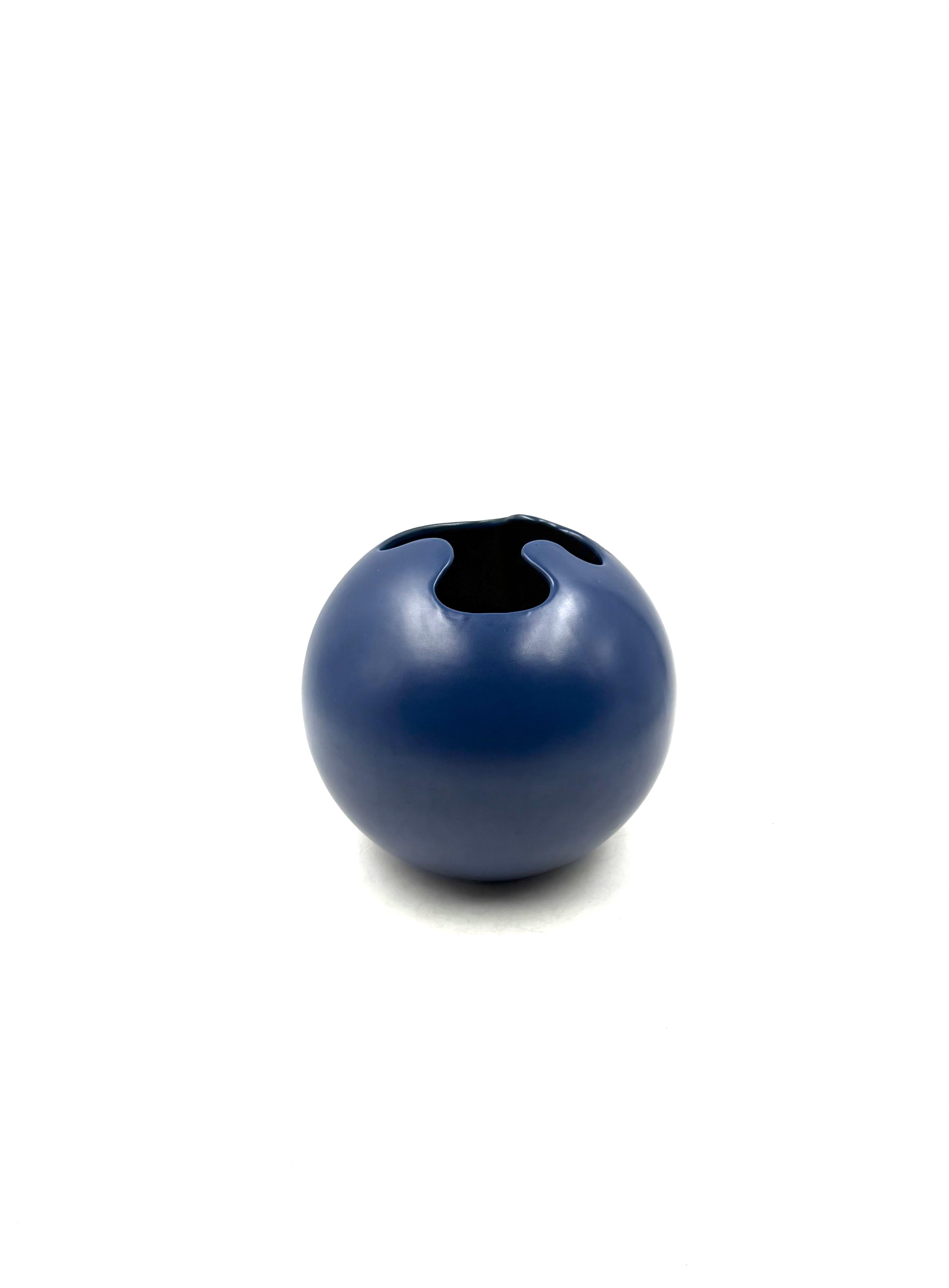 Moderne blaue kugelförmige Keramikvase, Italien 1970 im Zustand „Hervorragend“ im Angebot in Firenze, IT