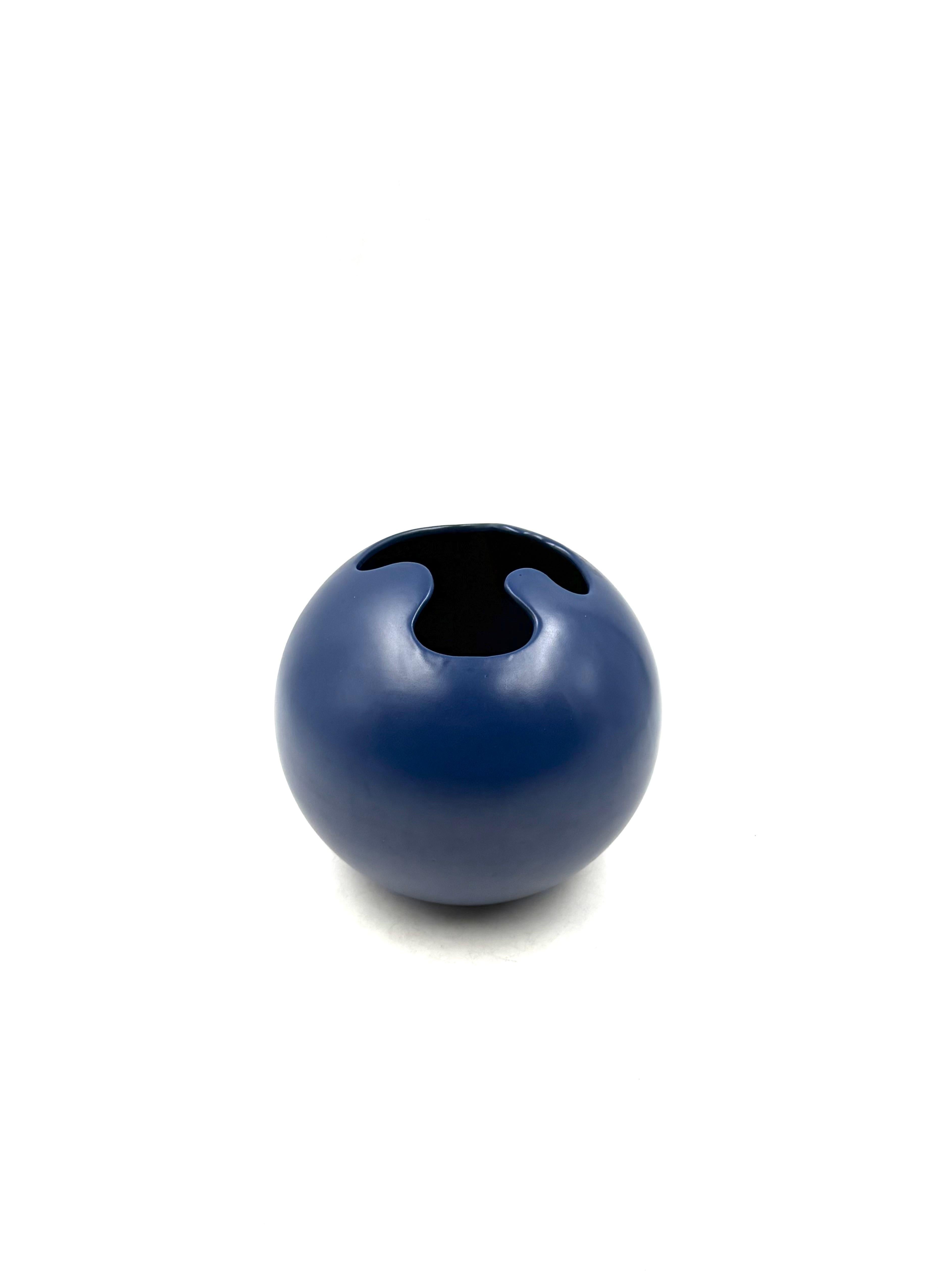 Moderne blaue kugelförmige Keramikvase, Italien 1970 (Late 20th Century) im Angebot
