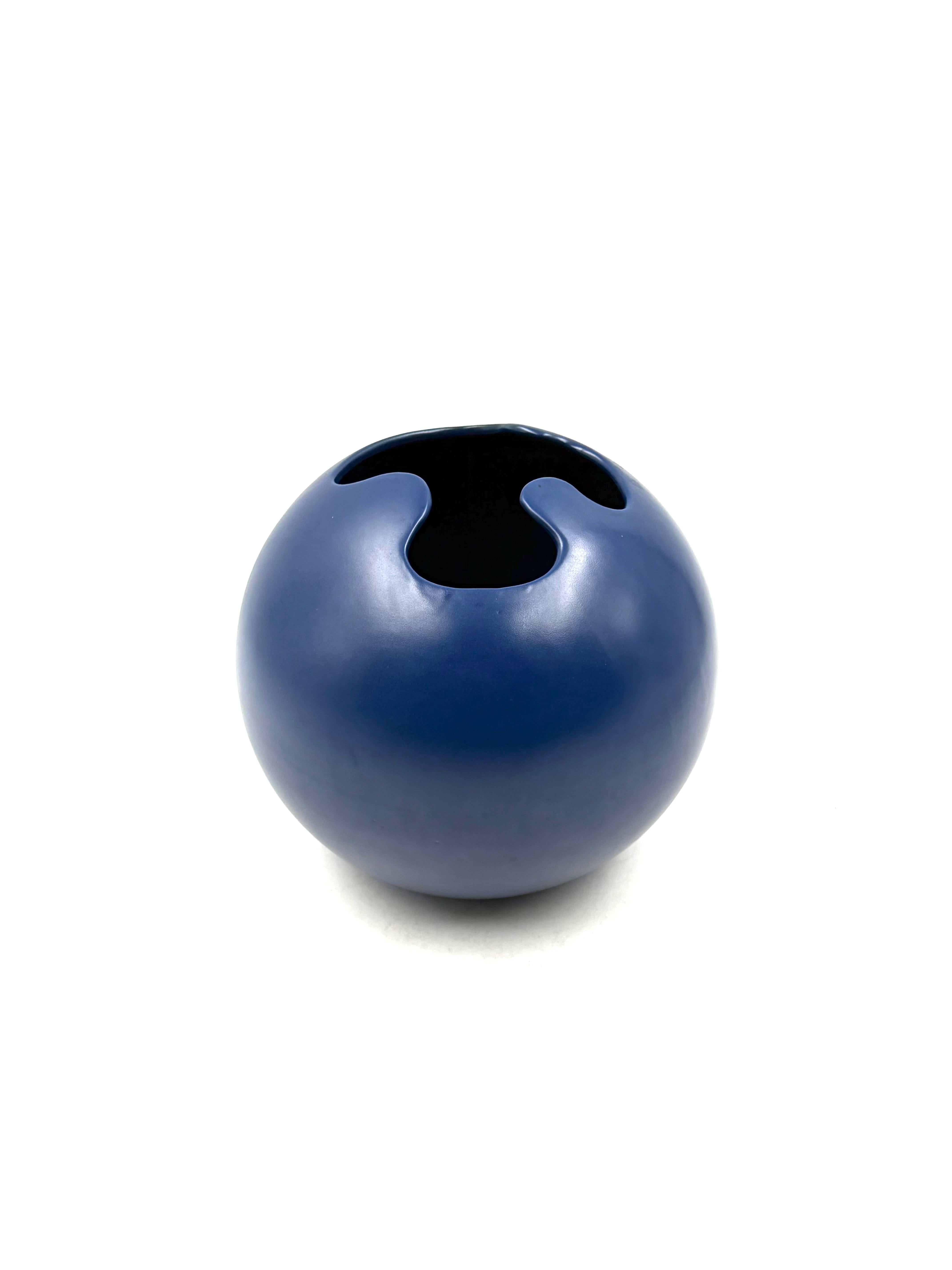 Moderne blaue kugelförmige Keramikvase, Italien 1970 im Angebot 1
