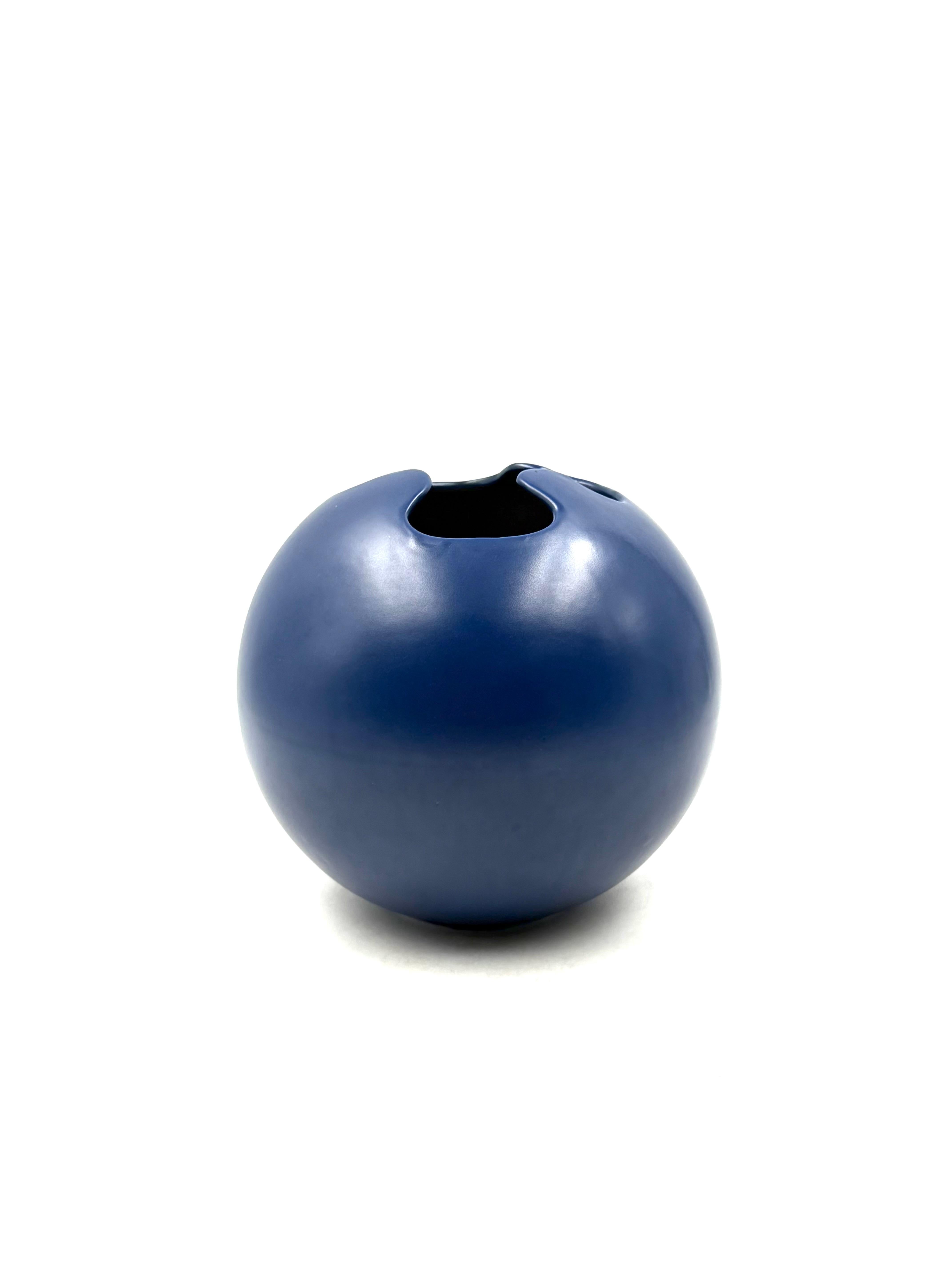 Moderne blaue kugelförmige Keramikvase, Italien 1970 im Angebot 2