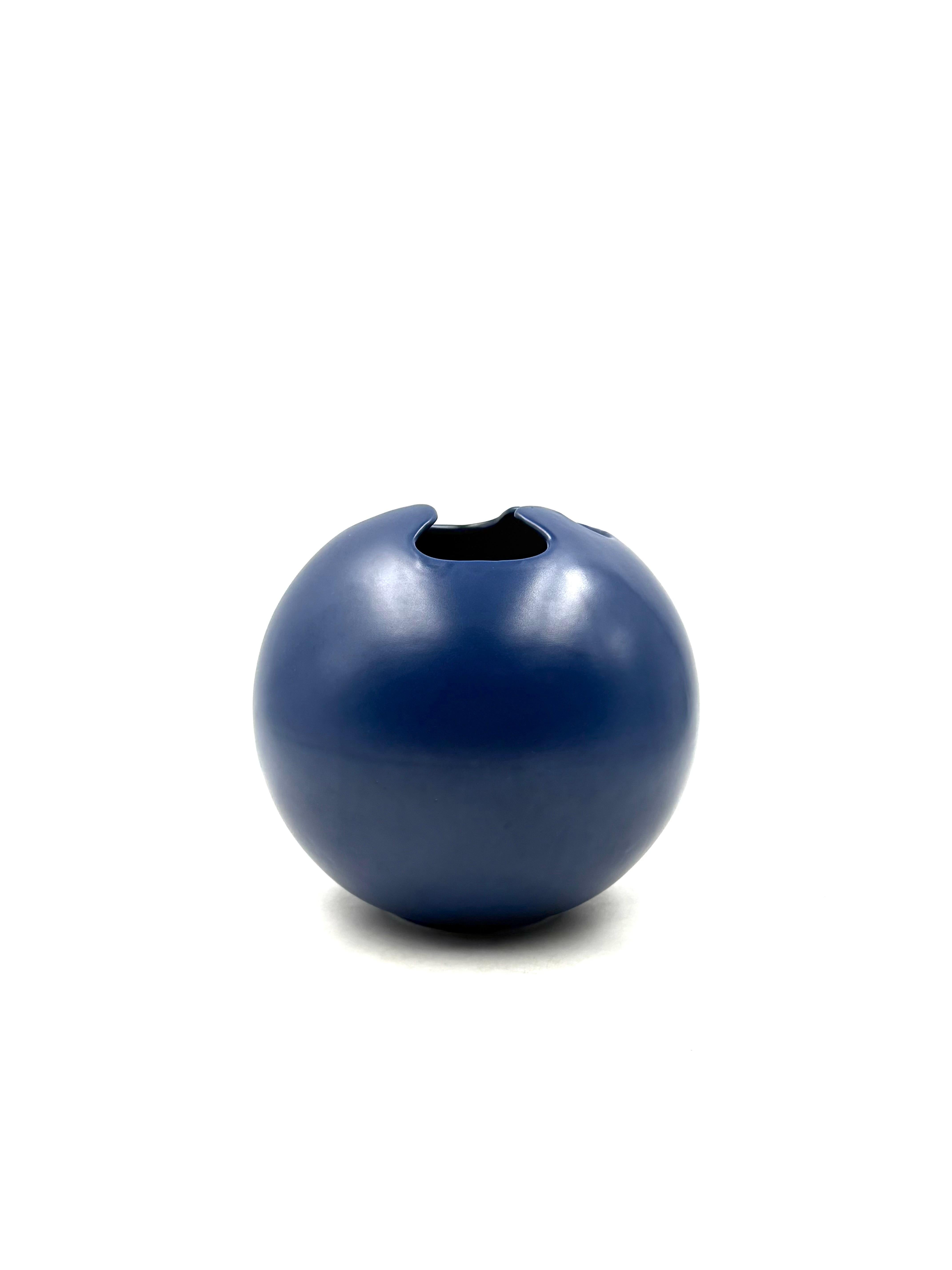 Moderne blaue kugelförmige Keramikvase, Italien 1970 im Angebot 3