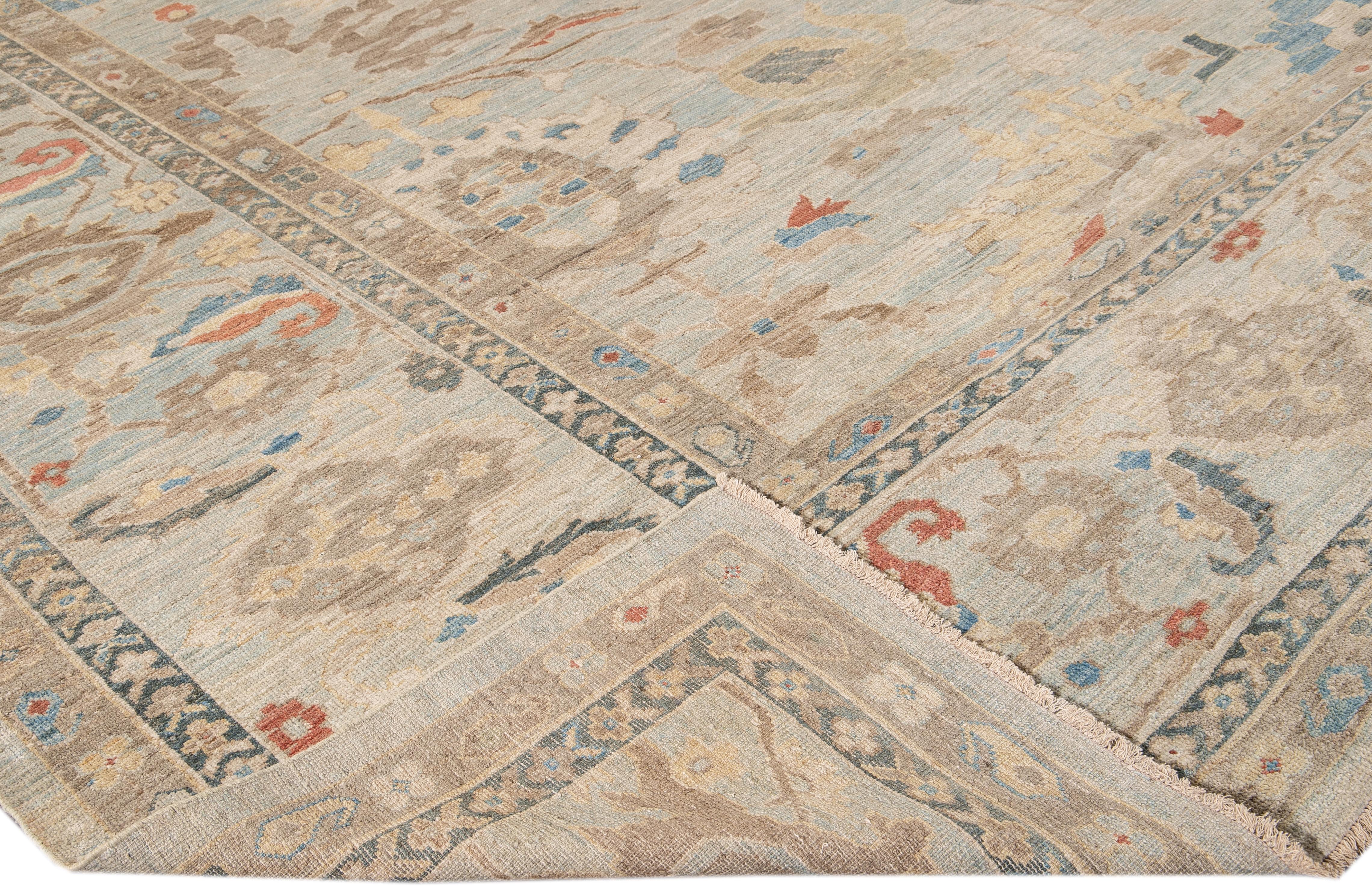 Schöner moderner Oversize Sultanabad handgeknüpfter Wollteppich mit blauem Feld. Dieser Sultanabad-Teppich hat einen blauen und braunen Rahmen und mehrfarbige Akzente in einem prächtigen, floralen Medaillon-Design.

Dieser Teppich misst: 15' x