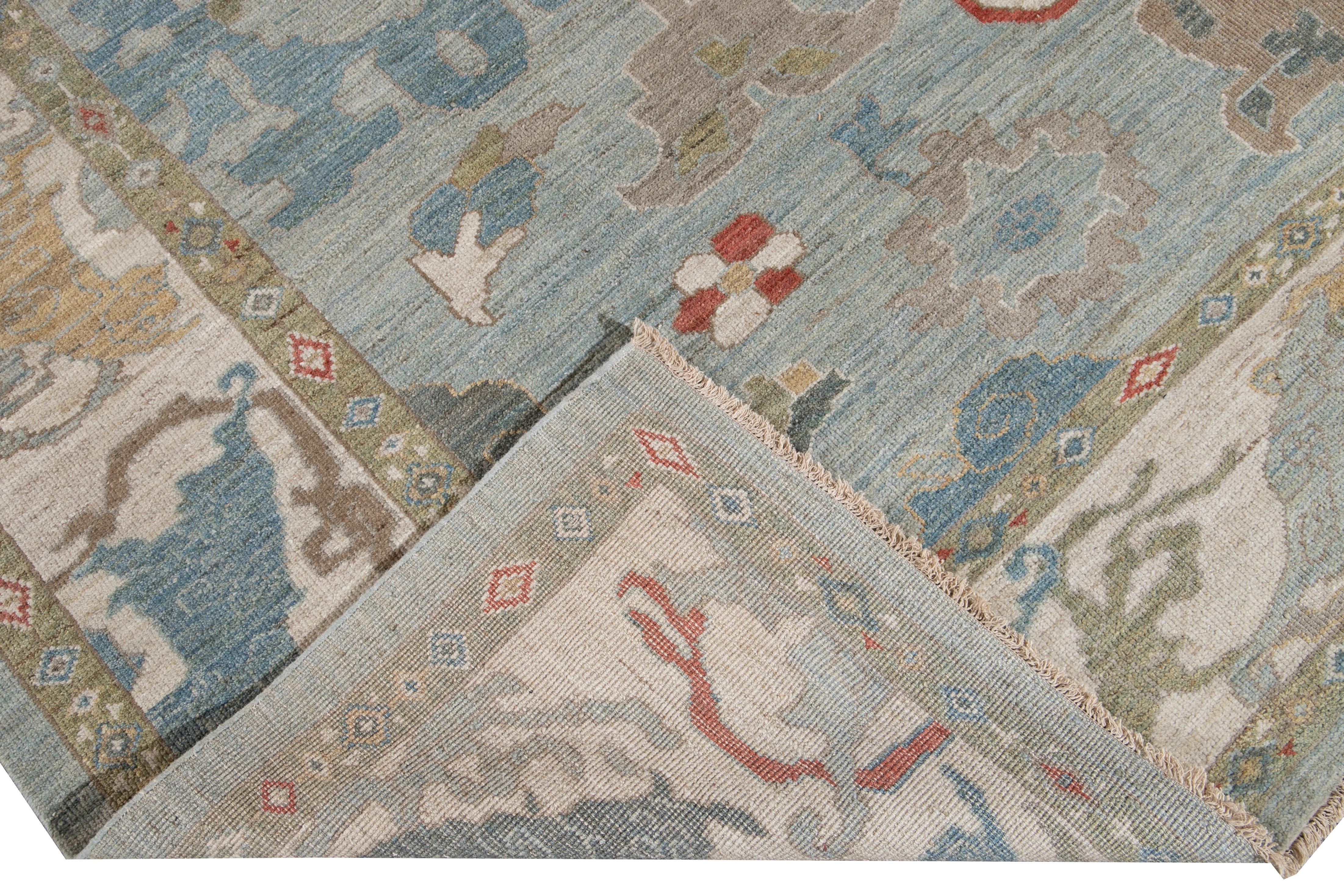 Schöner zeitgenössischer Sultanabad handgeknüpfter Wollteppich mit blauem Feld. Dieser Sultanabad-Teppich hat einen mehrfarbigen Akzent in einem klassischen floralen Medaillon-Design.

Dieser Teppich misst: 10' x 13'7