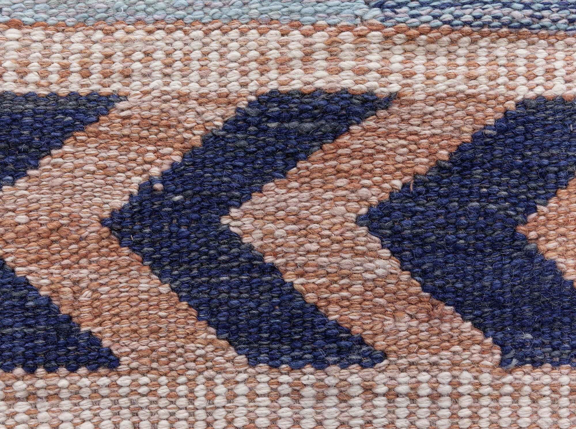 Scandinavo Runner moderno in frammenti svedesi blu di Doris Leslie Blau in vendita