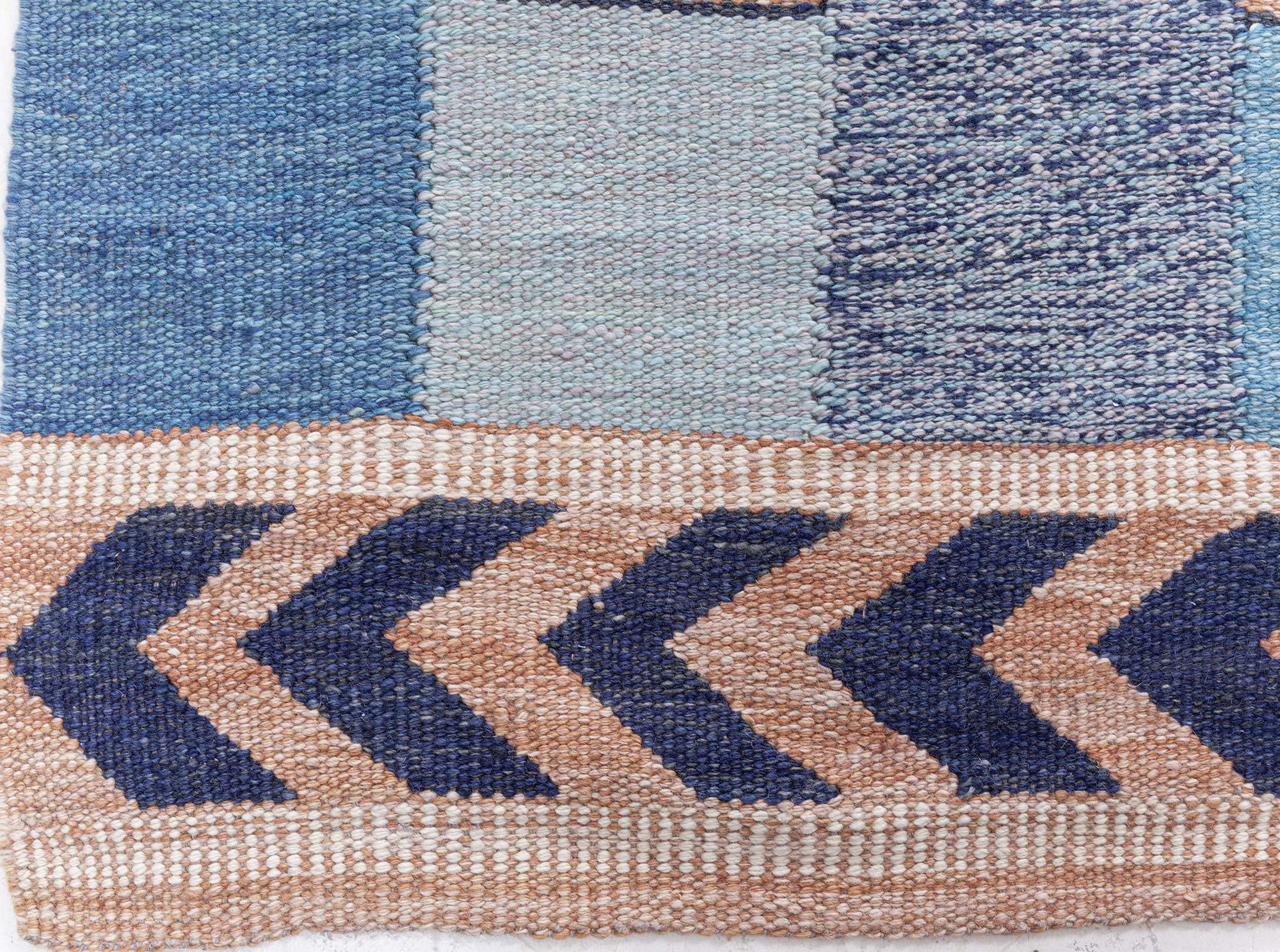 XXI secolo e contemporaneo Runner moderno in frammenti svedesi blu di Doris Leslie Blau in vendita