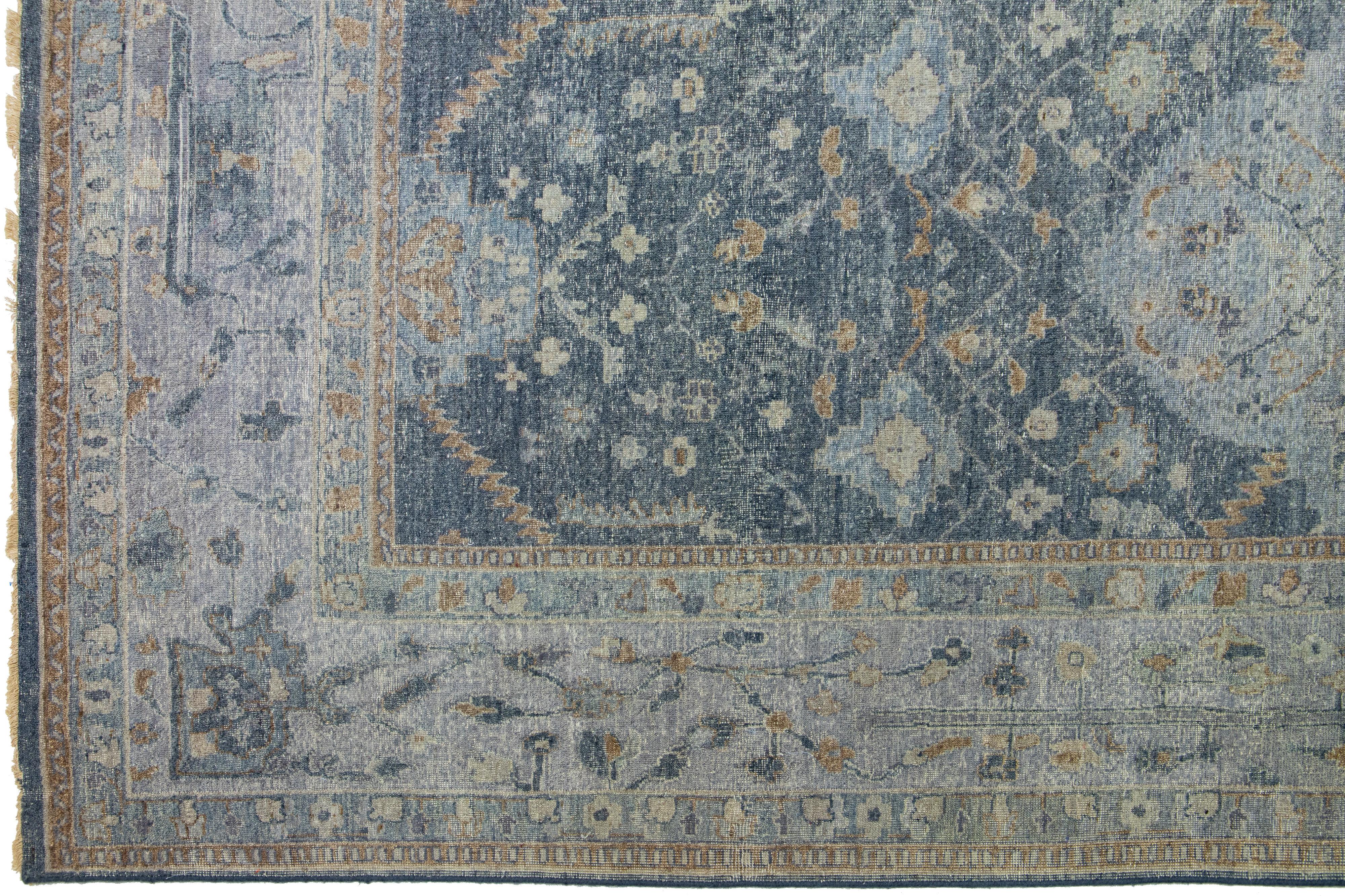 Moderner blauer Täbris-Teppich aus indischer Wolle von Apadana, handgefertigt mit Allover-Muster (Handgeknüpft) im Angebot
