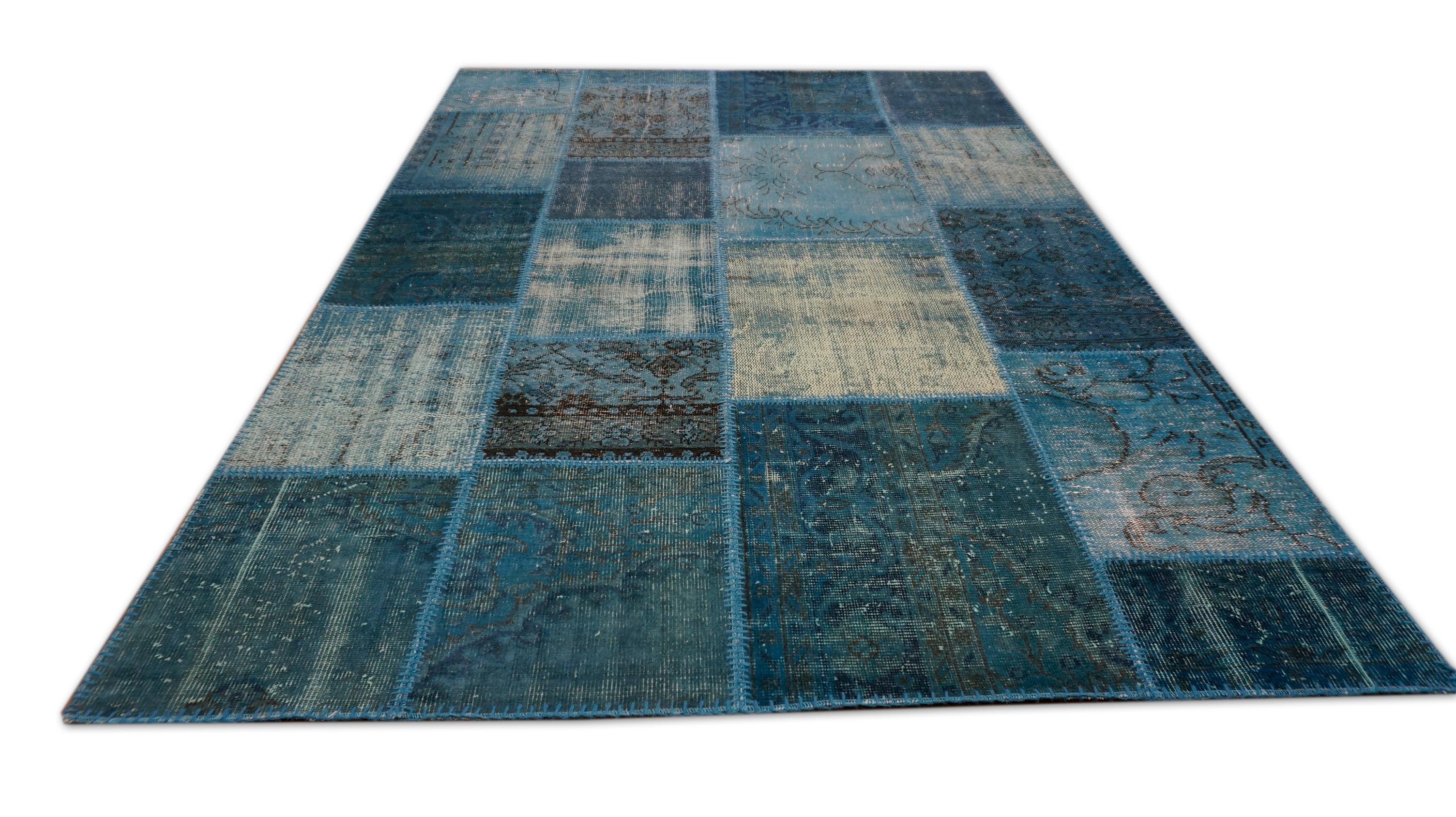 Moderner blauer Teal Overdyed Patchwrok-Teppich aus Wolle 5'7''x8' um 1960 (Türkisch) im Angebot