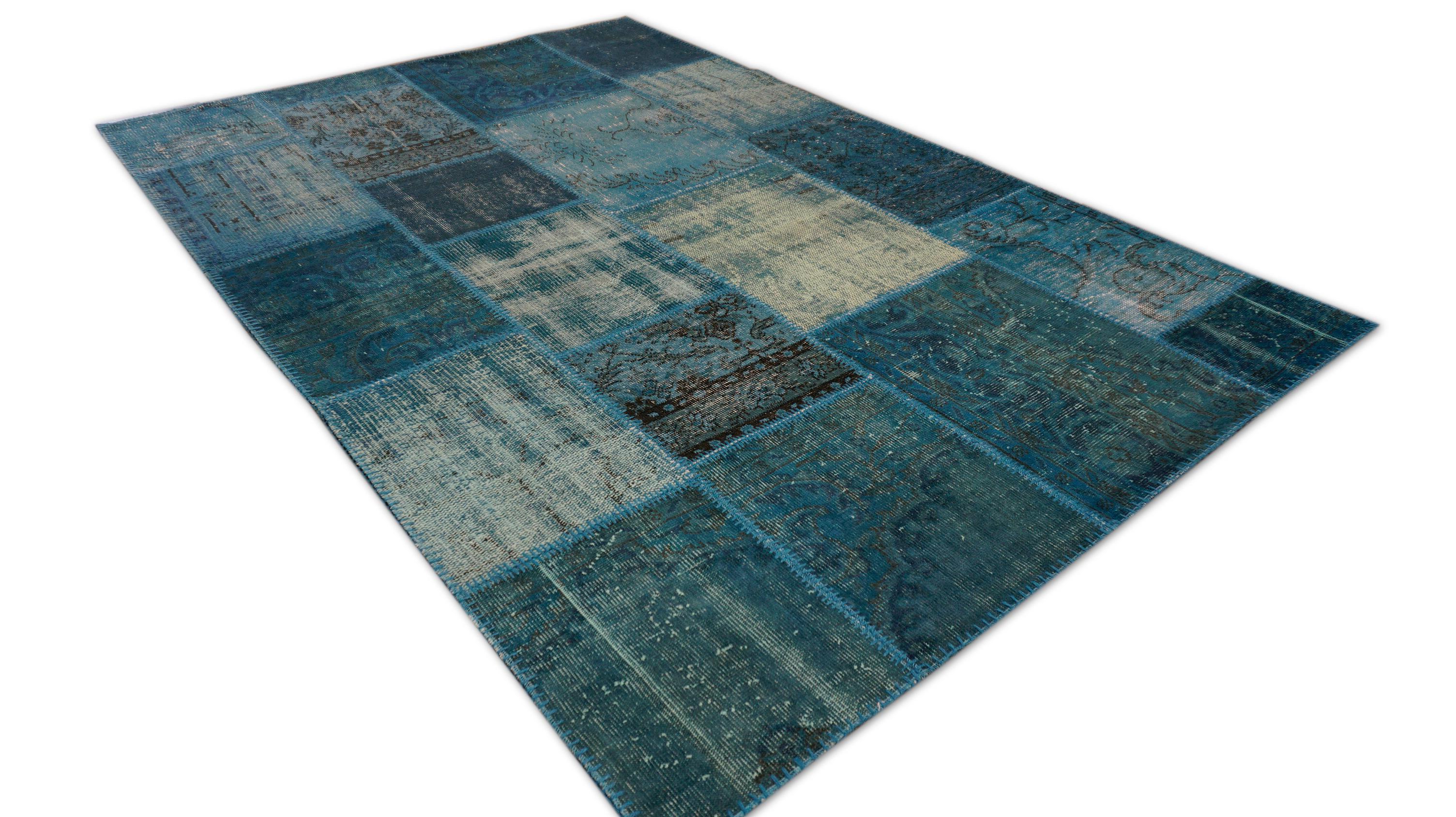 Moderner blauer Teal Overdyed Patchwrok-Teppich aus Wolle 5'7''x8' um 1960 (Handgewebt) im Angebot