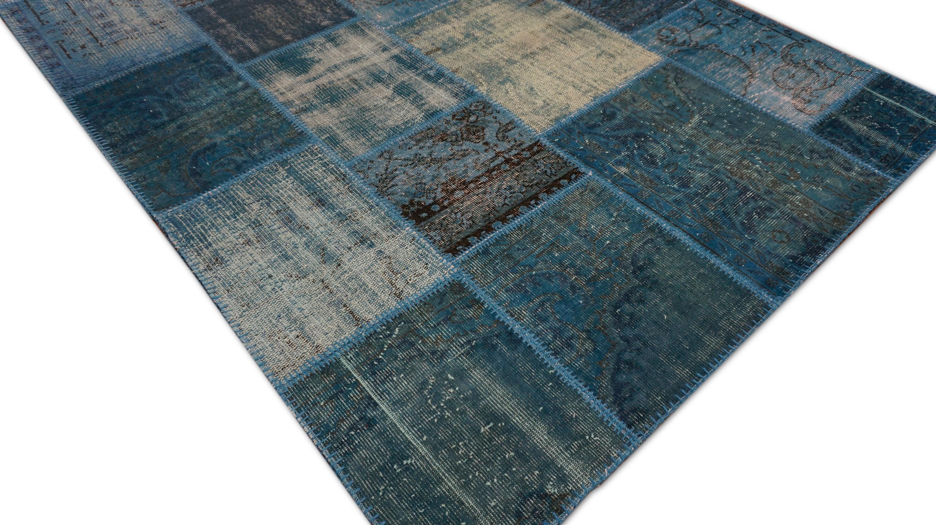 Moderner blauer Teal Overdyed Patchwrok-Teppich aus Wolle 5'7''x8' um 1960 im Zustand „Gut“ im Angebot in Torrance, CA