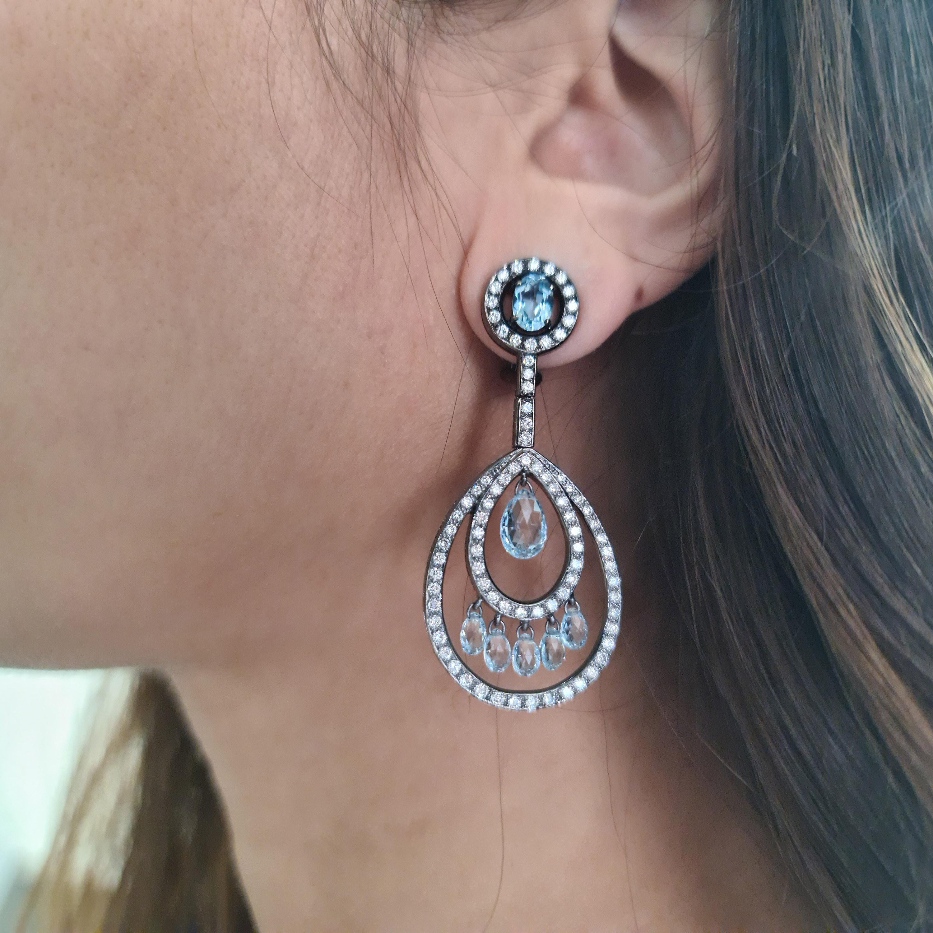 Moderne Tropfenohrringe aus blauem Topas, Briolette-Diamant und oxidiertem Gold Damen im Angebot