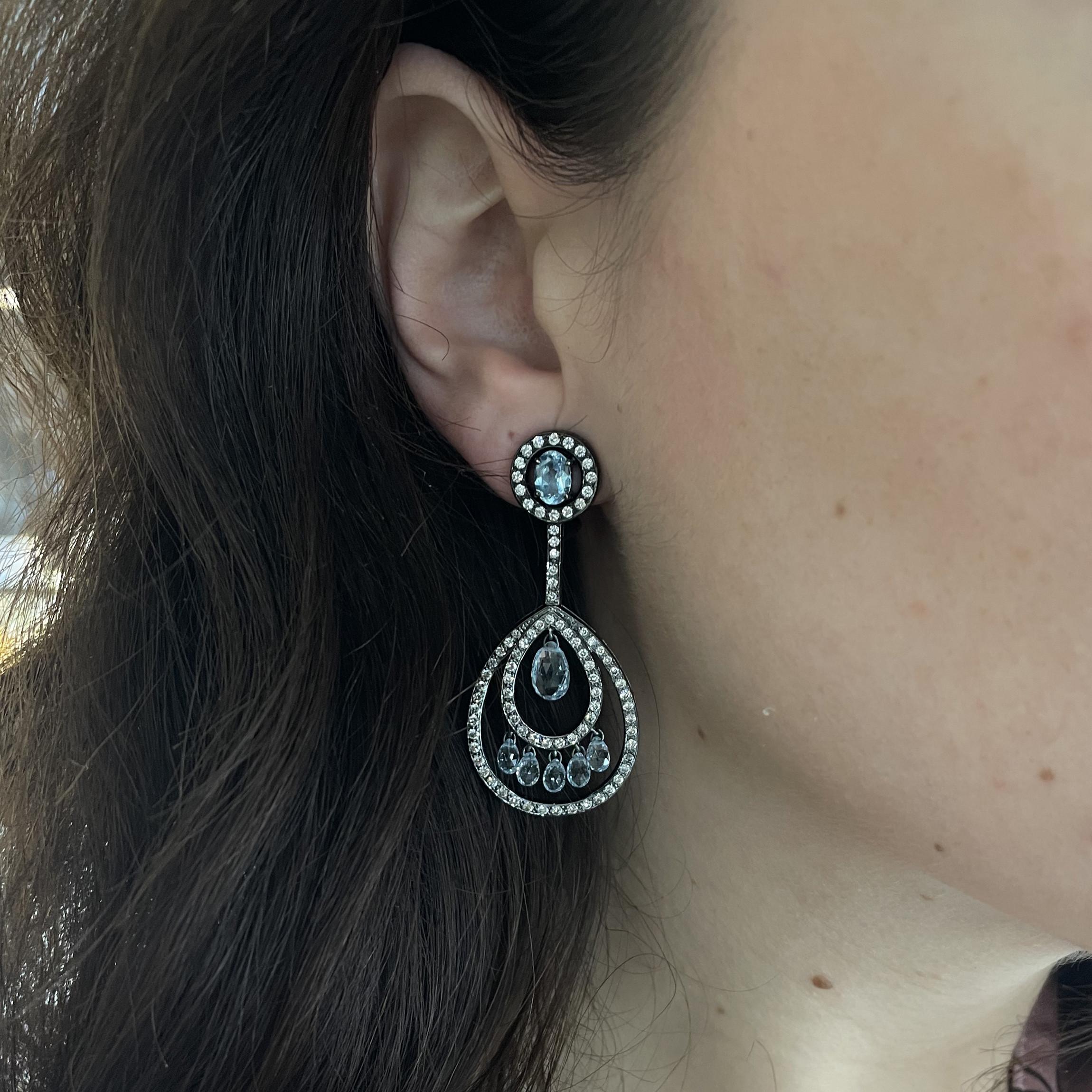 Donna Orecchini pendenti moderni in topazio blu, diamanti a briolette e oro ossidato in vendita
