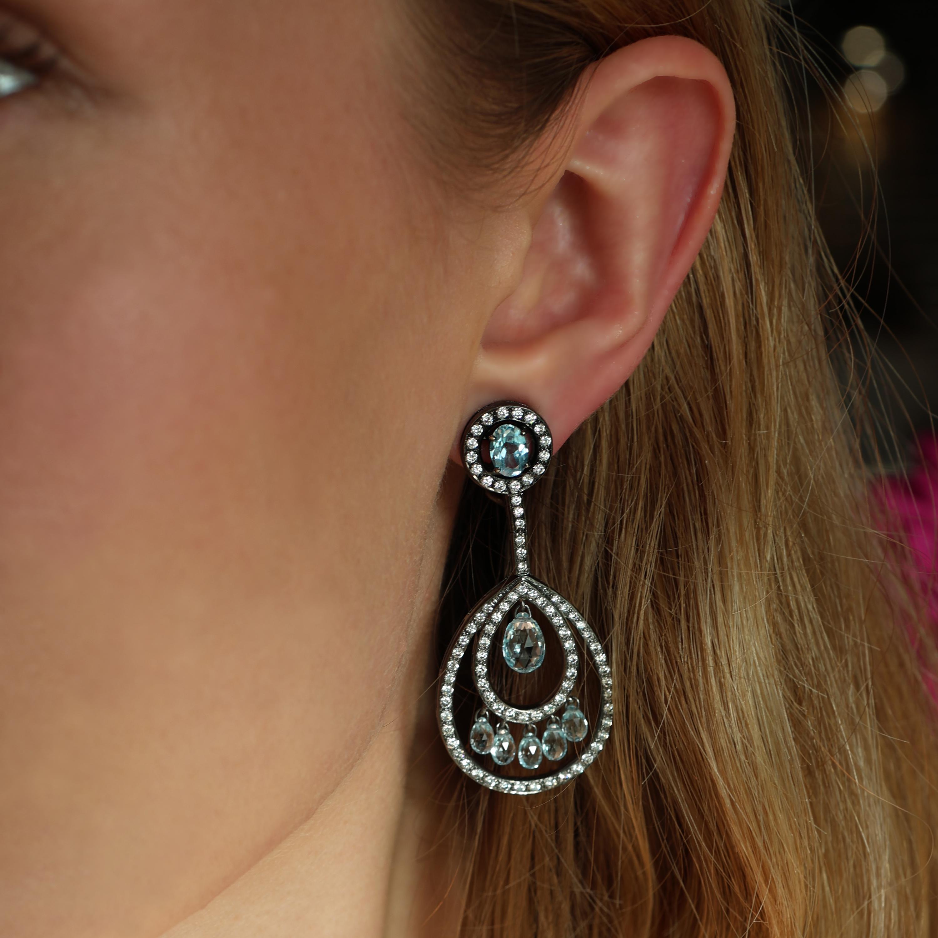 Moderne Tropfenohrringe aus blauem Topas, Briolette-Diamant und oxidiertem Gold im Angebot 3