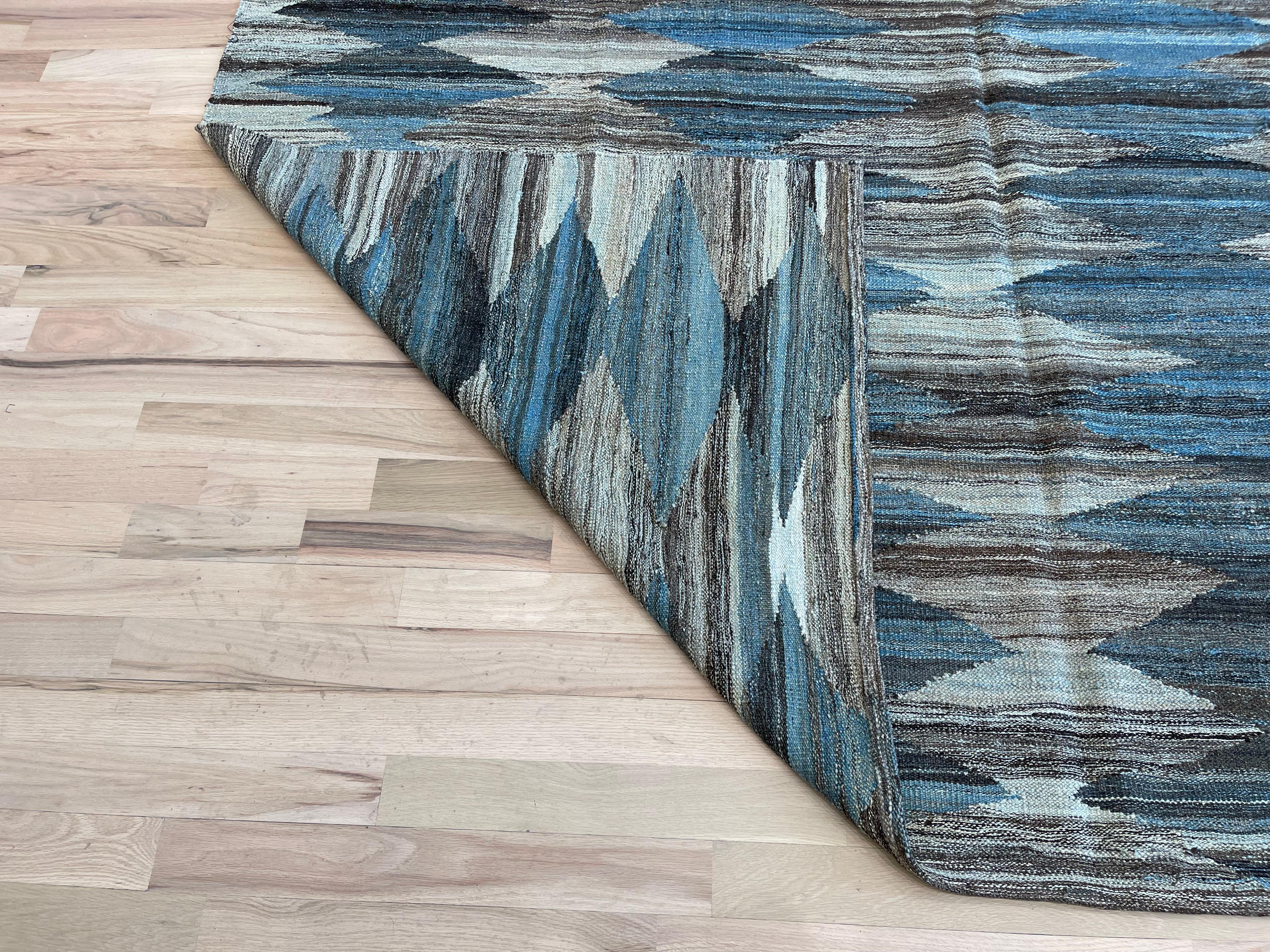 Modern Blues Türkischer Kilim-Teppich Reversible im Angebot 4