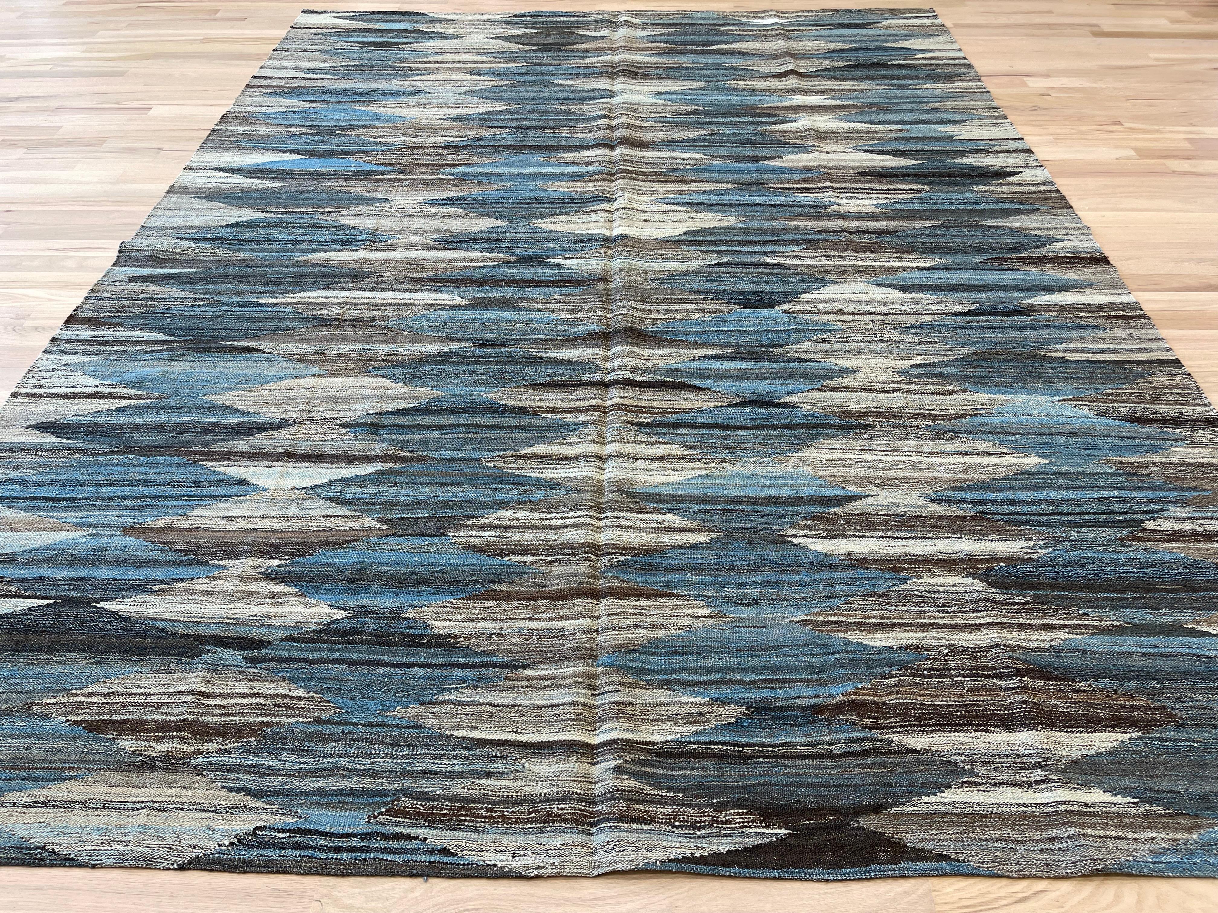 Erhöhen Sie Ihre Wohnkultur mit unserem türkischen Teppich, der ein atemberaubendes Rautenmuster in Blau-, Grau-, Beige- und Weißtönen aufweist. Mit seiner reversiblen Verwendung bietet dieser Teppich Vielseitigkeit und einen Hauch von Eleganz für