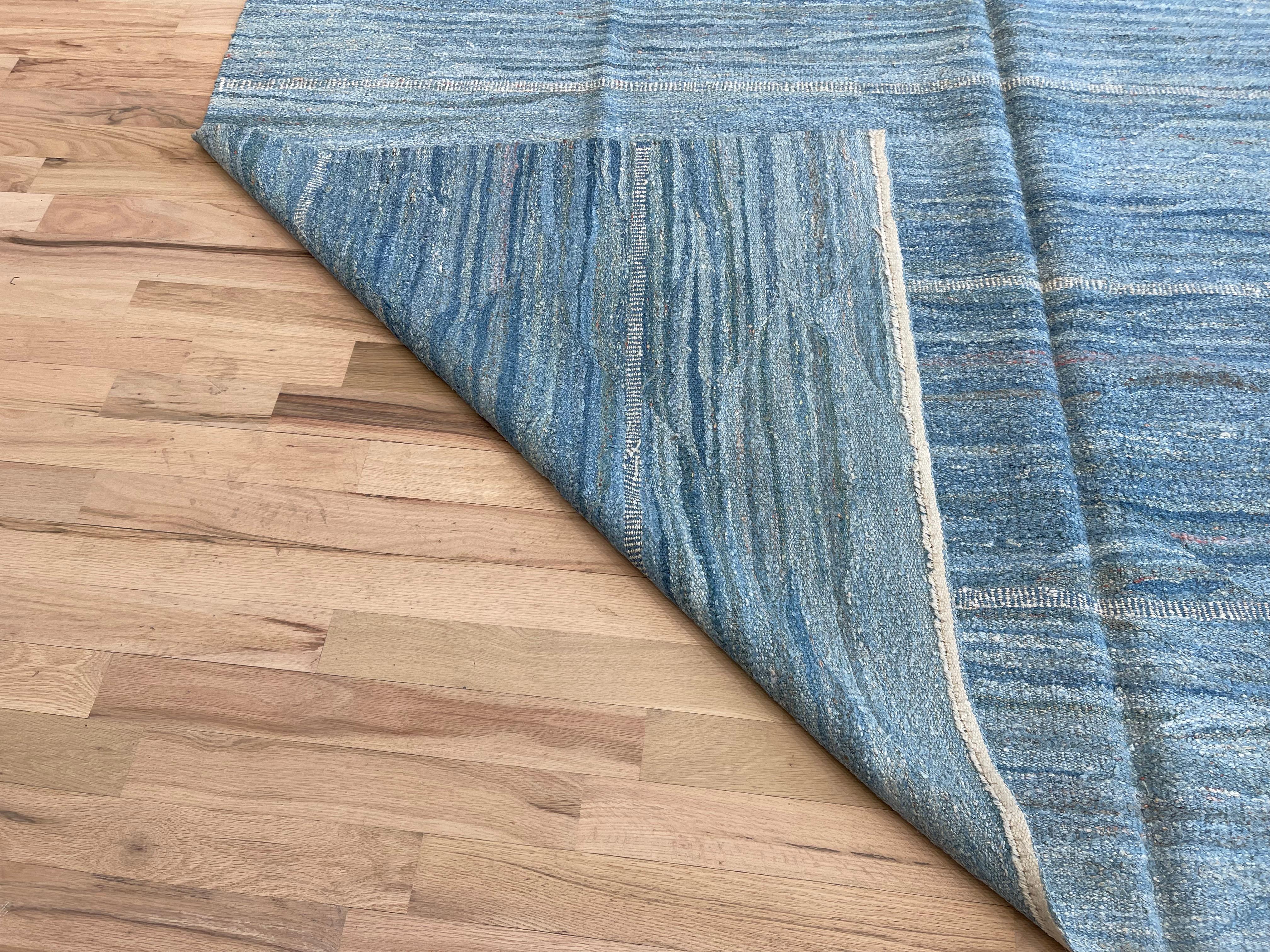 Peppen Sie Ihr Zuhause mit unserem türkischen Teppich auf, der mit einem atemberaubenden  Schattierungen von Blau. Mit seiner reversiblen Verwendung bietet dieser Teppich Vielseitigkeit und einen Hauch von Eleganz für jeden Raum. Setzen Sie mit