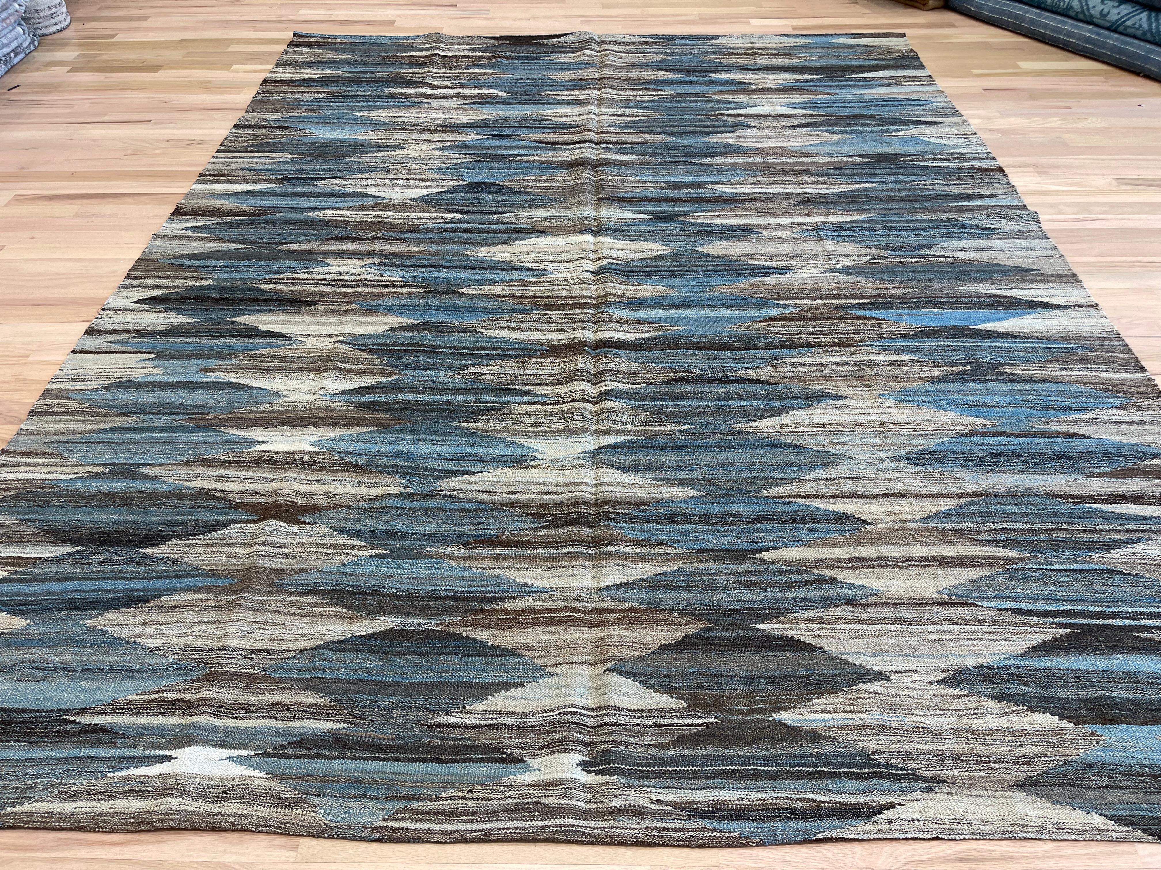 Modern Blues Türkischer Kilim-Teppich Reversible  (Wolle) im Angebot