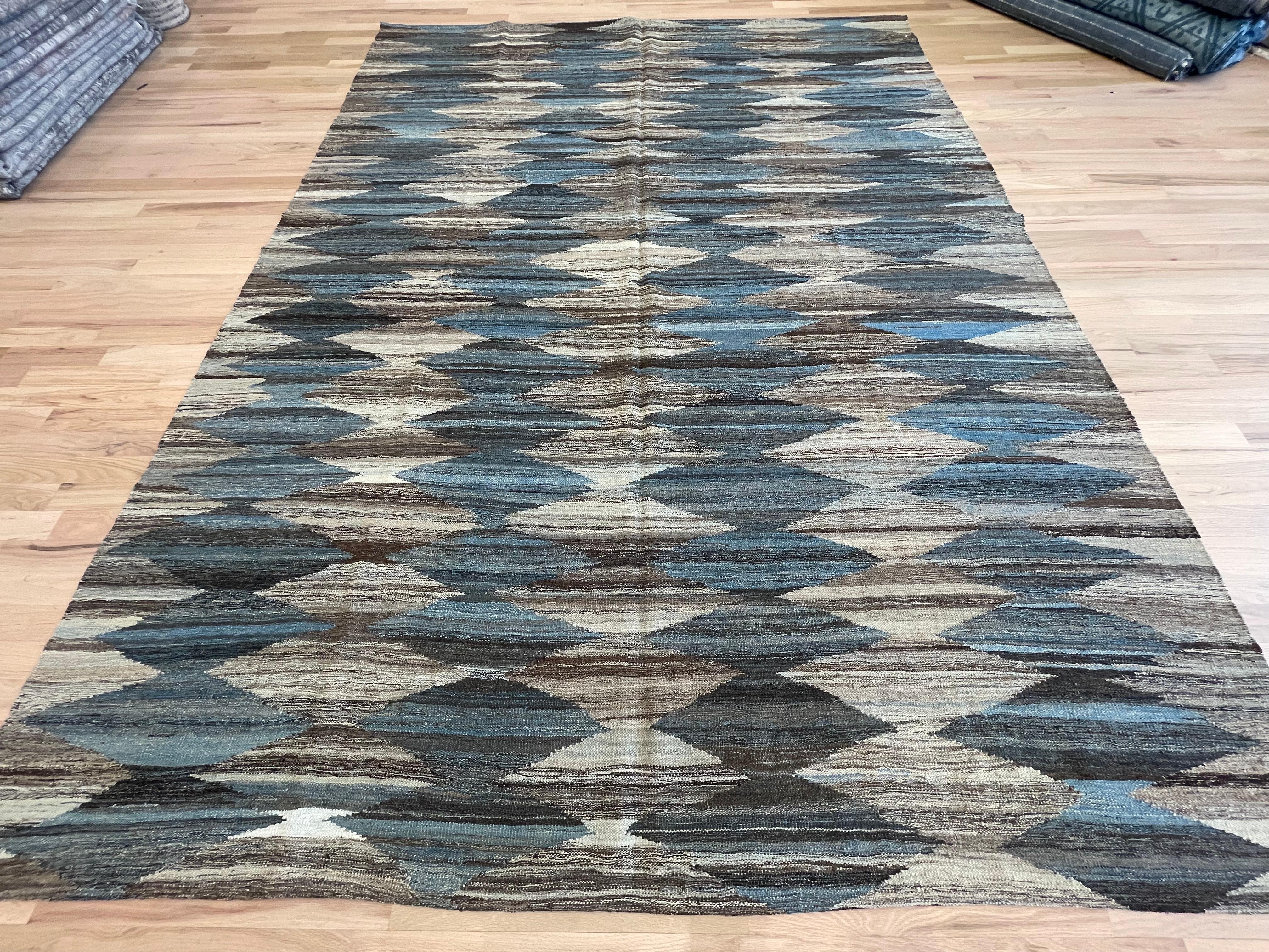Modern Blues Türkischer Kilim-Teppich Reversible im Angebot 1