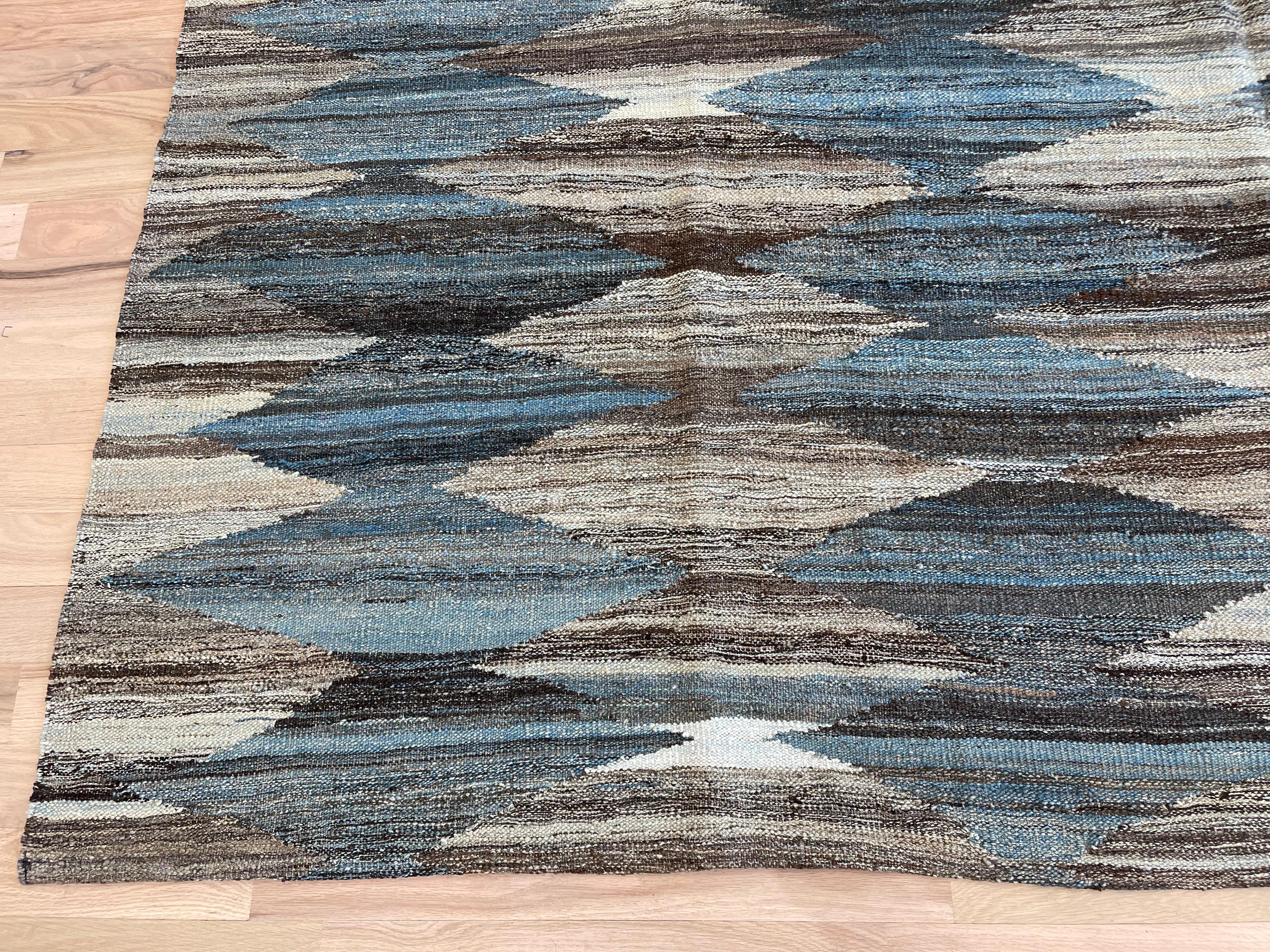 Modern Blues Türkischer Kilim-Teppich Reversible im Angebot 2