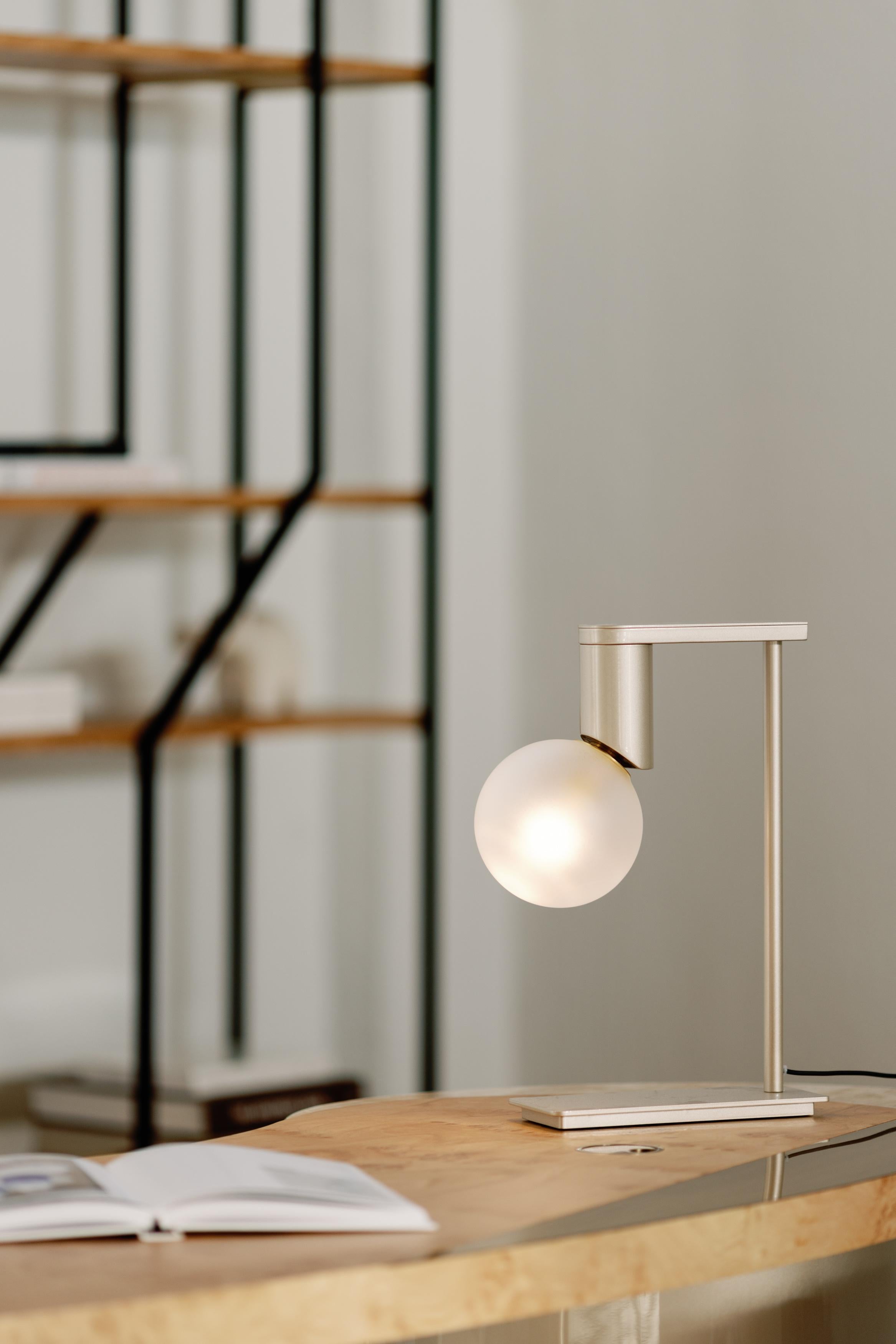 Lámpara de mesa Bobo, Colección Contemporánea, Fabricada a mano en Portugal - Europa por Greenapple.

La lámpara de mesa moderna Bobo da vida a la visión creativa a través de su diseño único, realzando el ambiente del hogar moderno. Redefiniendo los