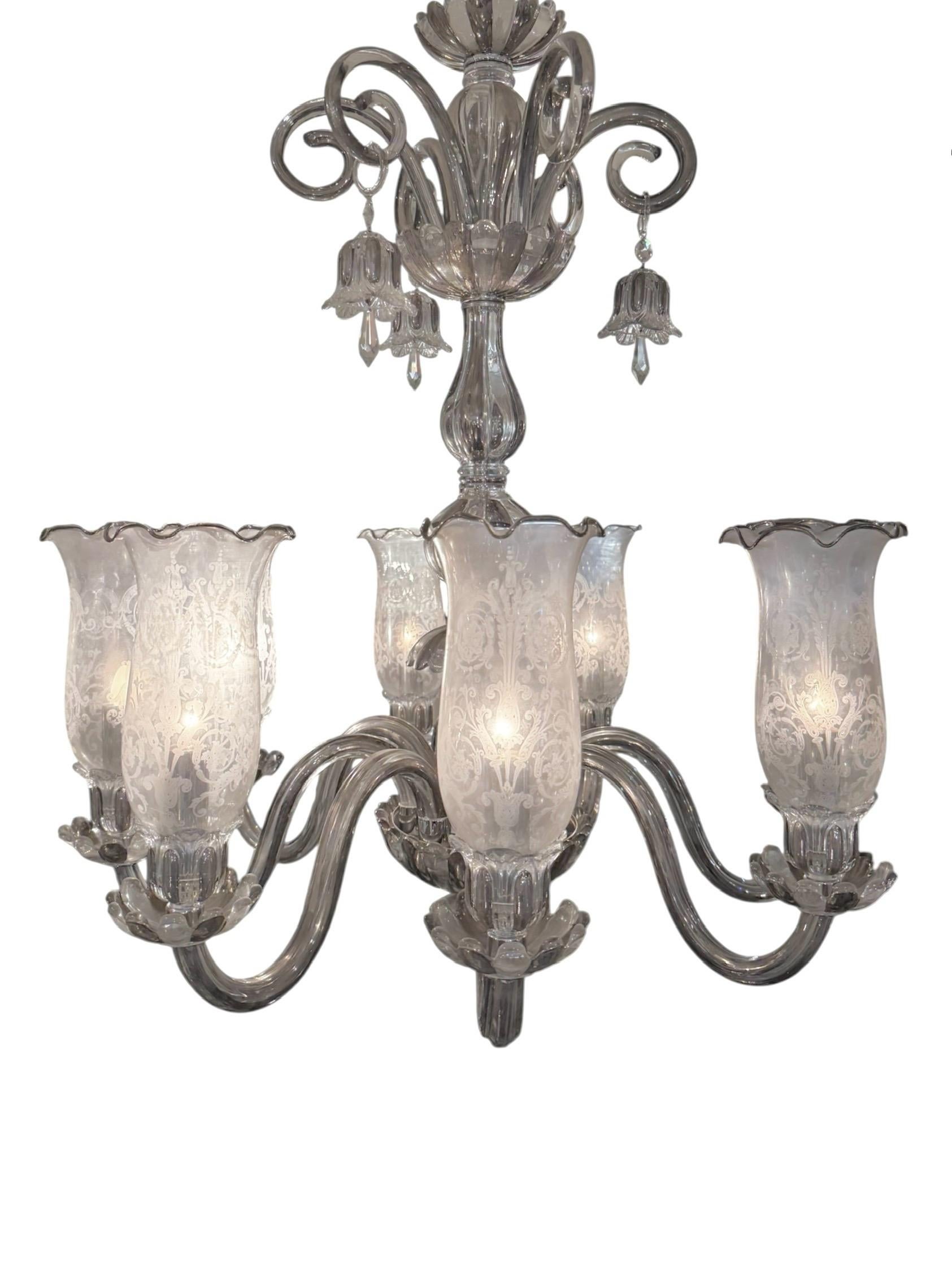 Lampadario moderno in platino soffiato e inciso a mano con paralumi incisi rimovibili.