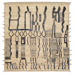 Moderner moderner, handgefertigter, quadratischer Wollteppich im marokkanischen Boho-Stil mit Stammesmuster in Beige