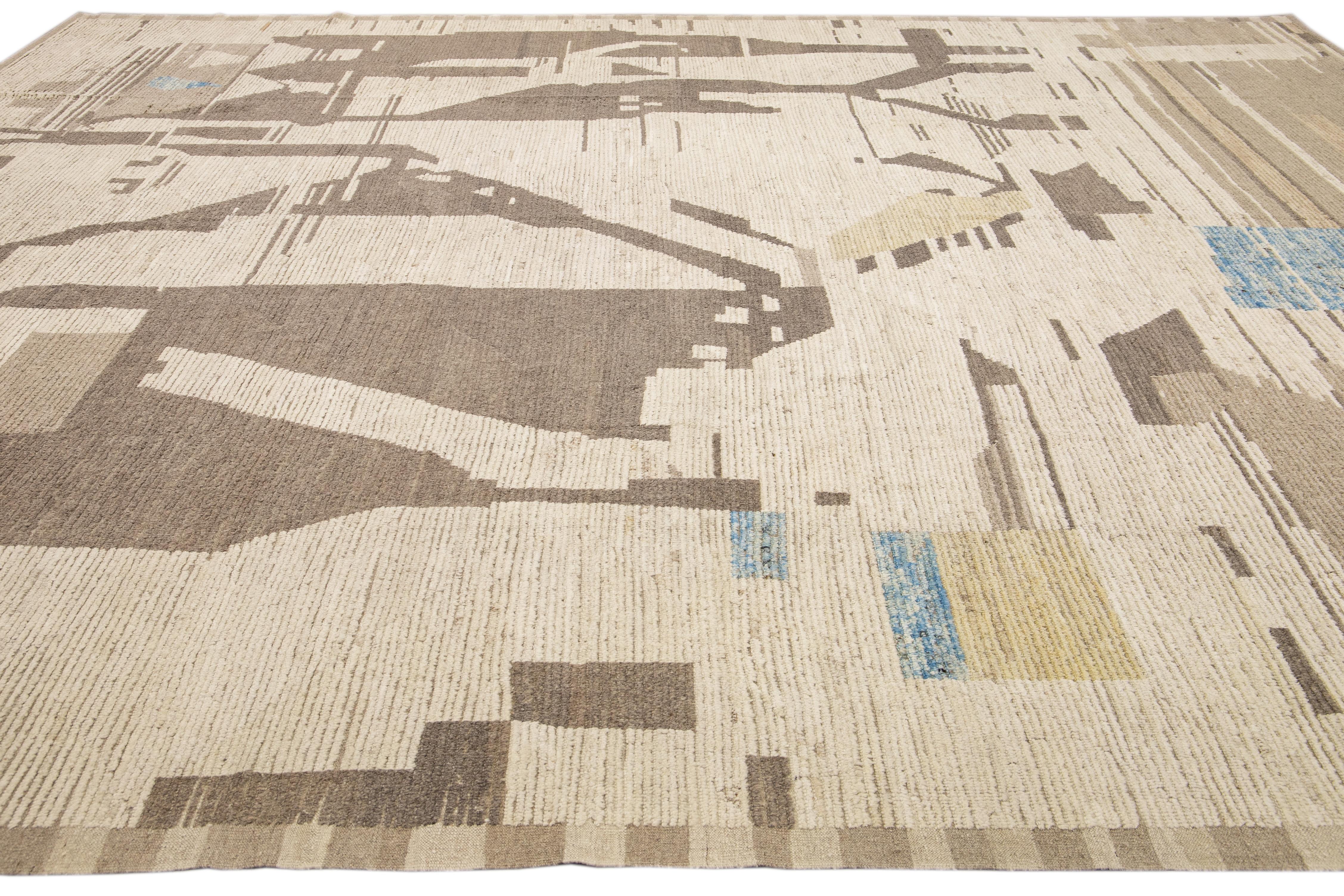 Alfombra Moderna Boho Chic Estilo Marroquí Motivo Abstracto Hecho a Mano Beige Lana Sobredimensionada Anudado a mano en venta