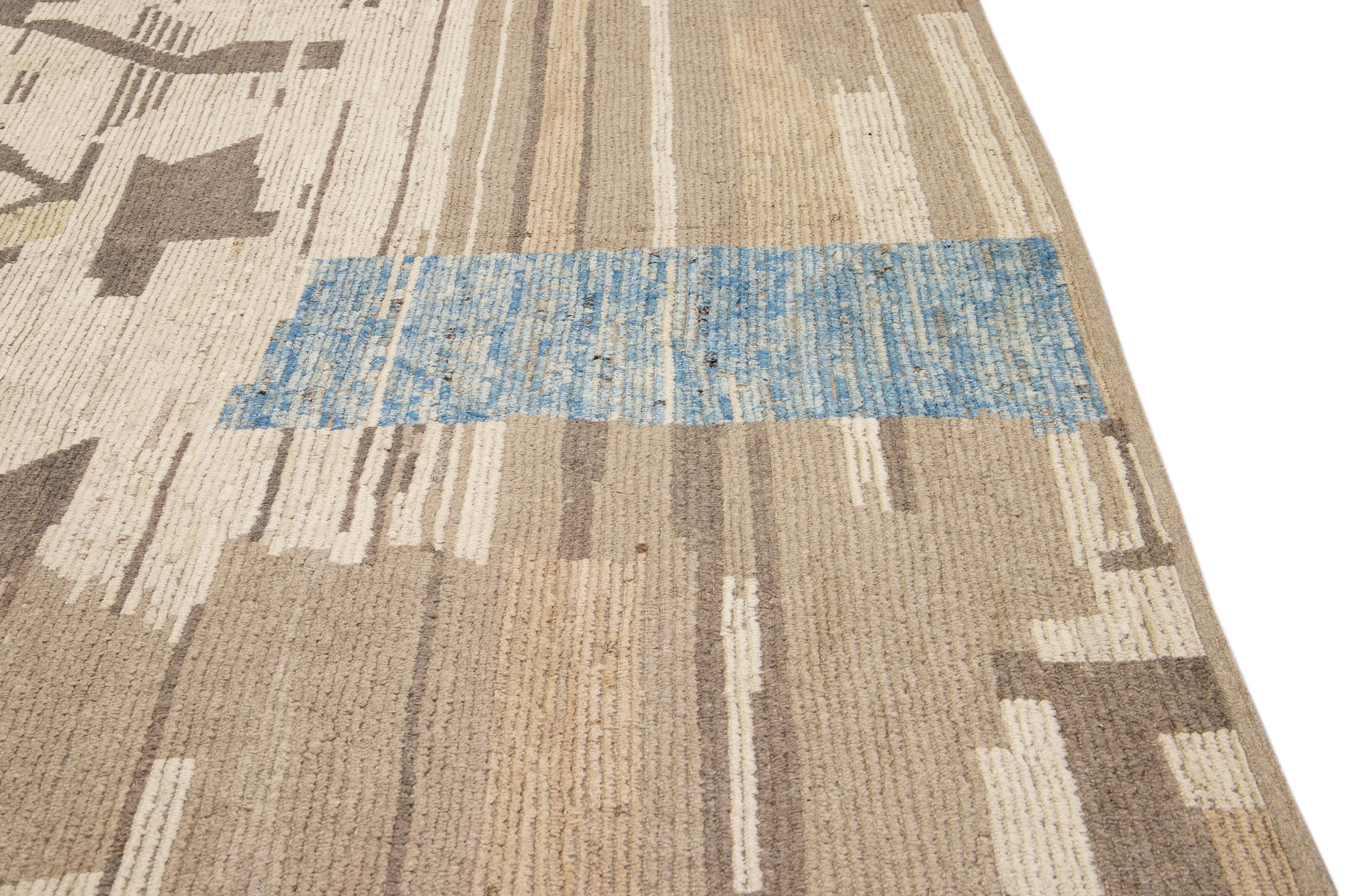 Alfombra Moderna Boho Chic Estilo Marroquí Motivo Abstracto Hecho a Mano Beige Lana Sobredimensionada en Nuevo estado para la venta en Norwalk, CT