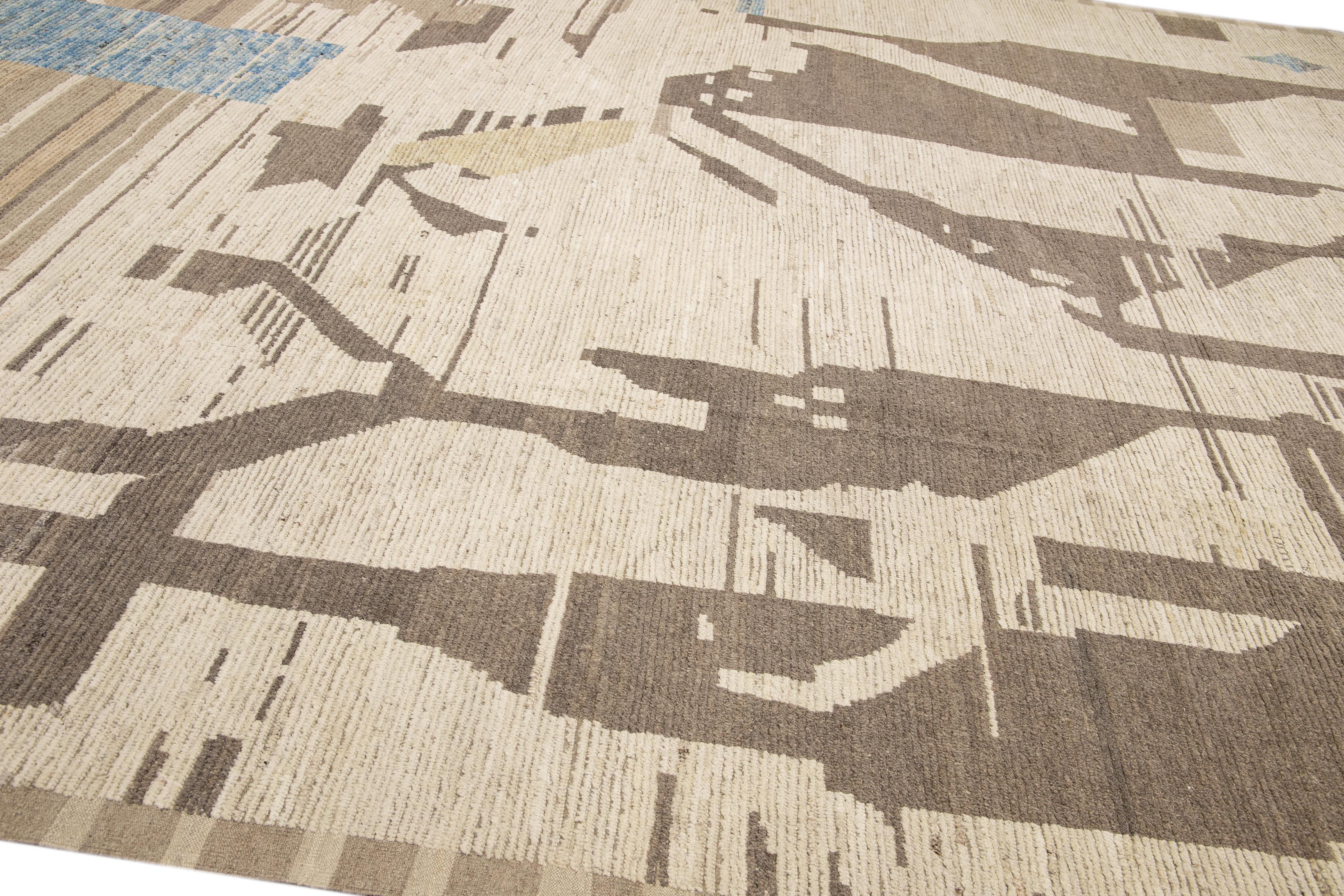 Alfombra Moderna Boho Chic Estilo Marroquí Motivo Abstracto Hecho a Mano Beige Lana Sobredimensionada Siglo XXI y contemporáneo en venta
