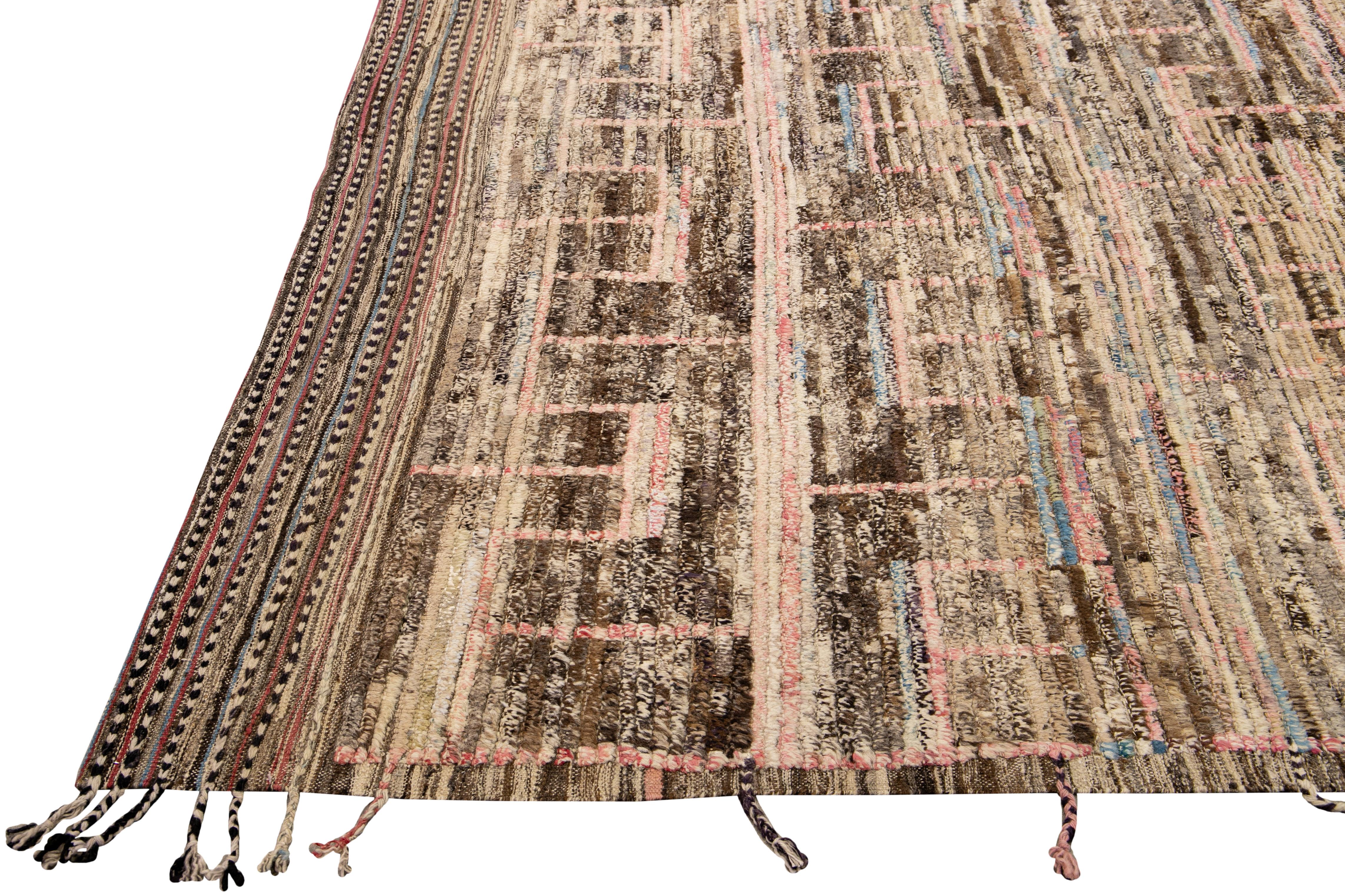 Moderner moderner handgefertigter brauner Oversize-Wollteppich im marokkanischen Boho Chic-Stil (Afghanisch) im Angebot