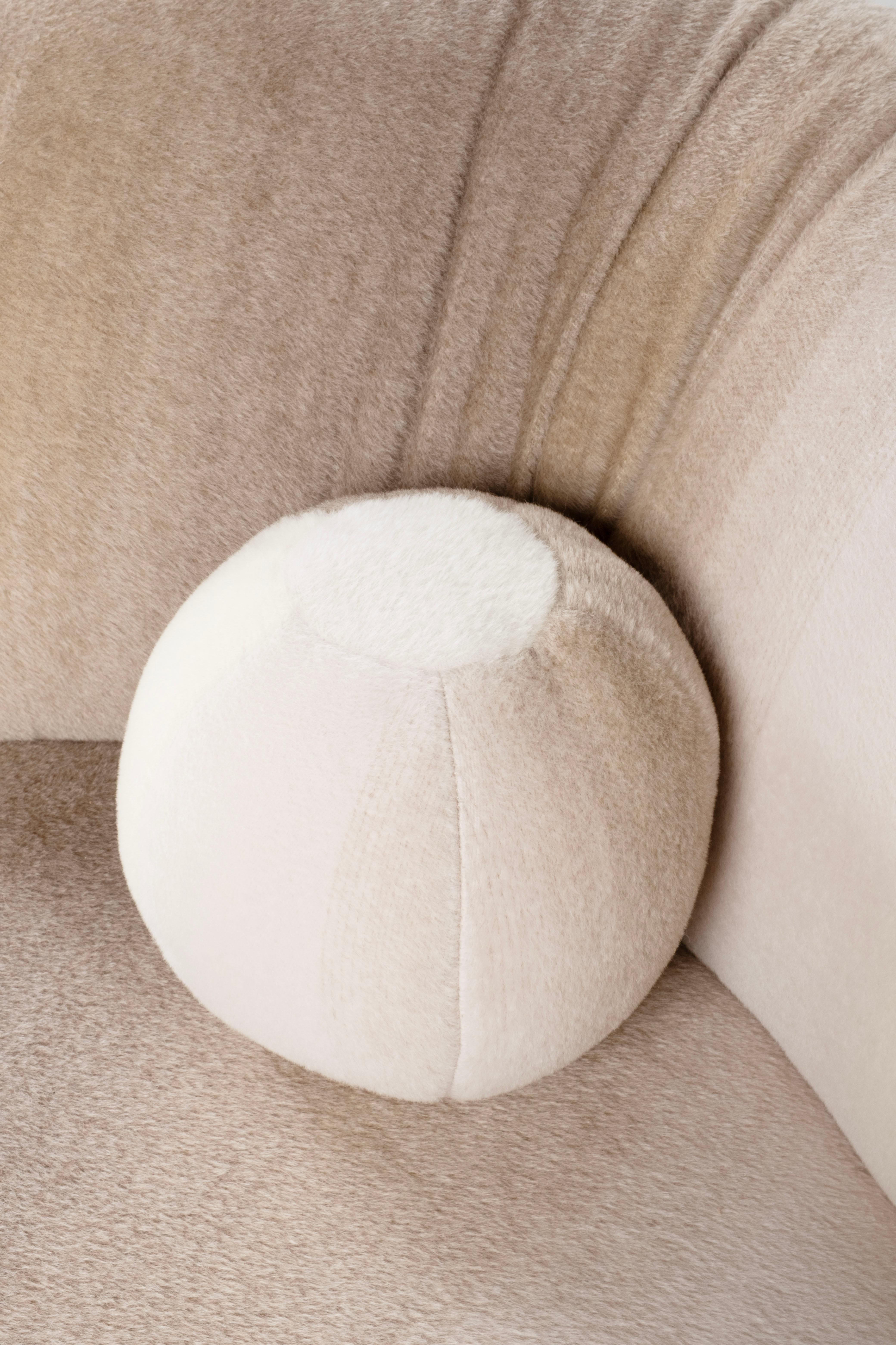 Fauteuil moderne Bolota, chaise d'appoint, alpaga, fabriqué à la main par Greenapple en vente 3