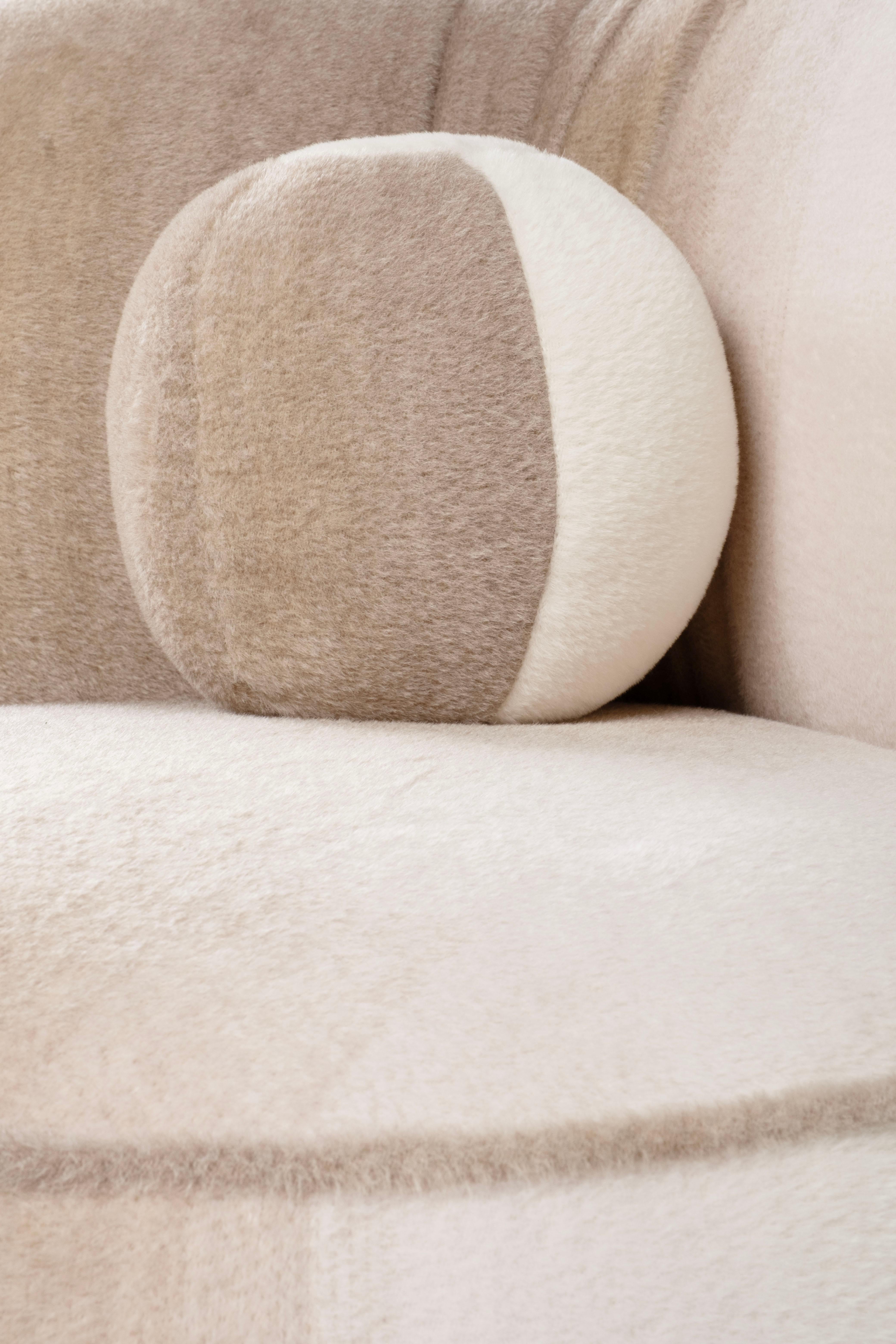 Fauteuil moderne Bolota, chaise d'appoint, alpaga, fabriqué à la main par Greenapple en vente 4