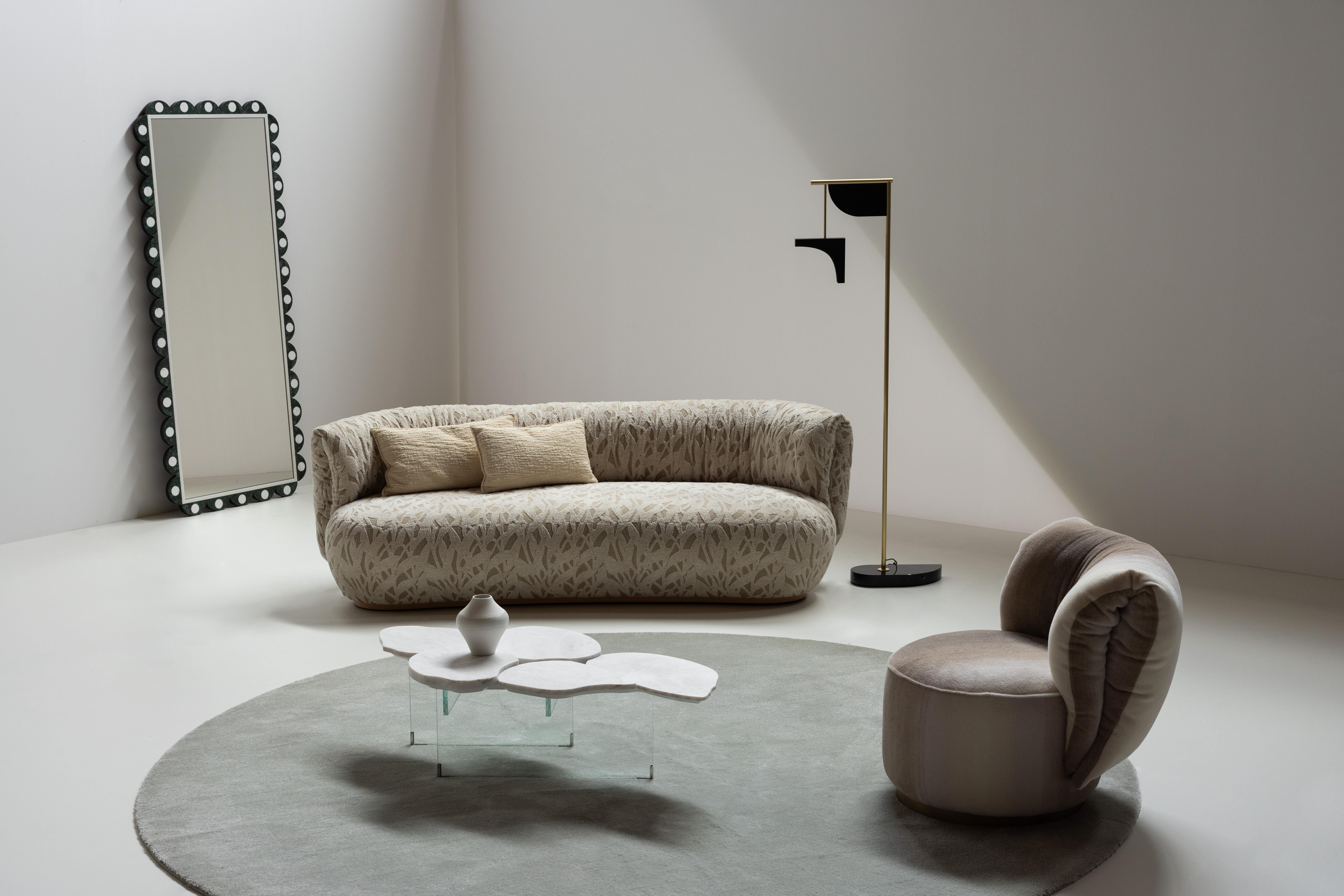 Bolota Lounge Chair, Collection'S Contemporary, handgefertigt in Portugal - Europa von Greenapple.

Der Loungesessel Bolota ist eine Hommage an die organischen Formen der Natur, inspiriert von der sanften Rundung einer Eichelschale. Seine