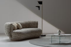 Divano curvo Modern Bolota OUTDOORS, tessuto jacquard DEDAR verde a motivi floreali di Greenapple