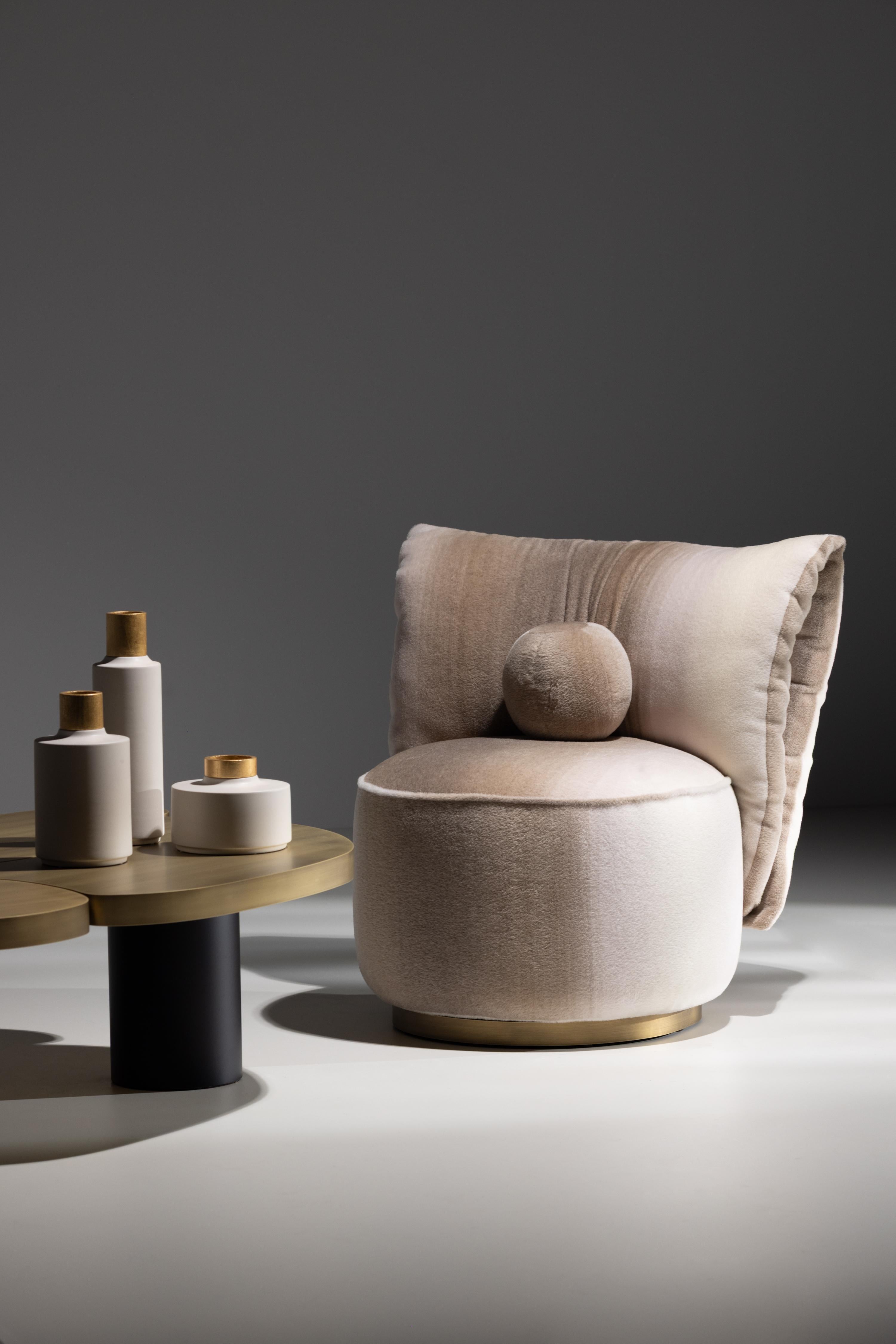Chaise d'appoint moderne Bolota, Dedar Boucle, laiton, fait main Greenapple en vente 1