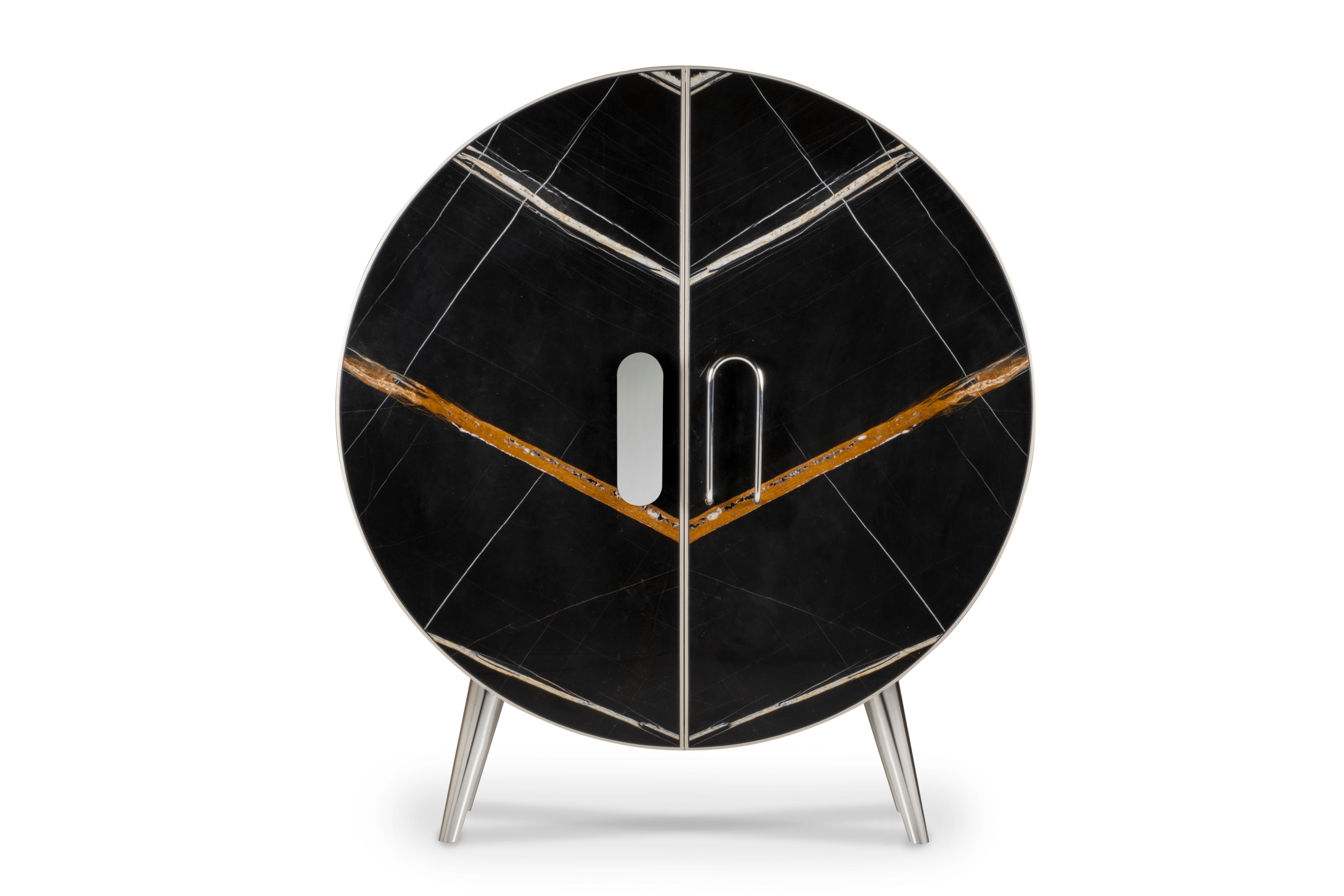 Bongó Closet, Contemporary Collection, handgefertigt in Portugal - Europa von Greenapple.

Der von Rute Martins für die Collection'S Contemporary entworfene Schrank Bongó aus Marmor Sahara Noir ist ein Statement von unvergleichlichem Luxus. Wie das
