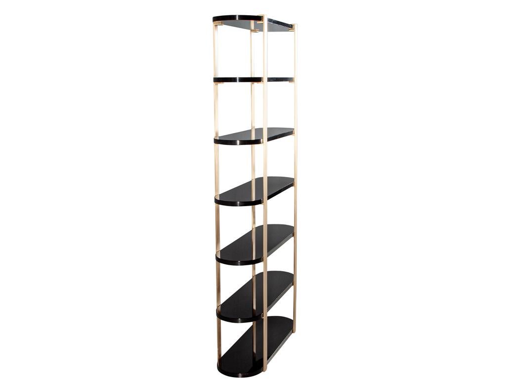 Mobile libreria moderno in ottone e lacca nera in vendita 2