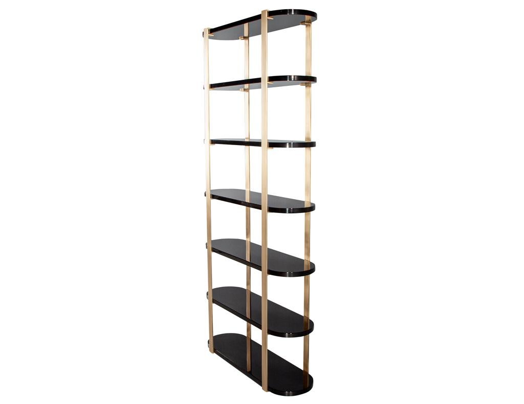 Mobile libreria moderno in ottone e lacca nera in vendita 8