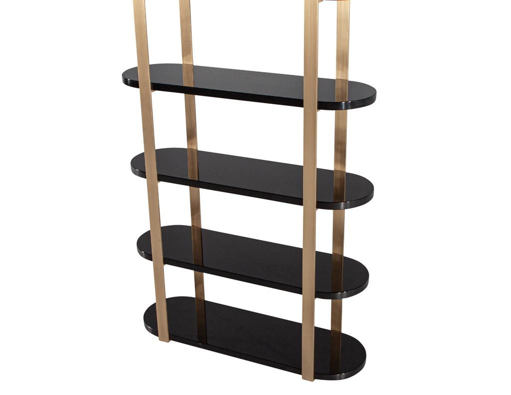 Metallo Mobile libreria moderno in ottone e lacca nera in vendita