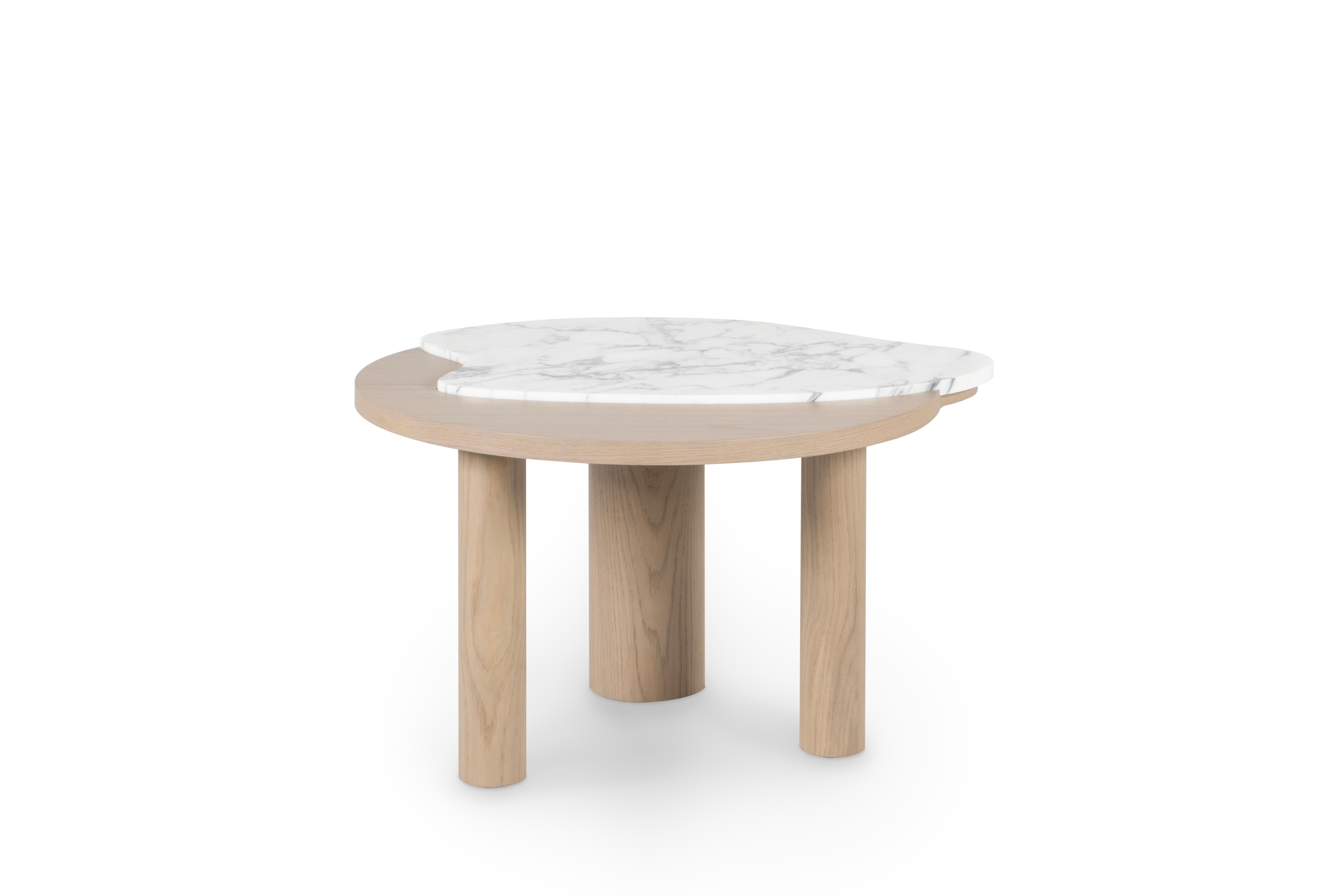 Moderne Bordeira-Couchtische, Marmor, Eiche, handgefertigt in Portugal von Greenapple (Gehämmert) im Angebot