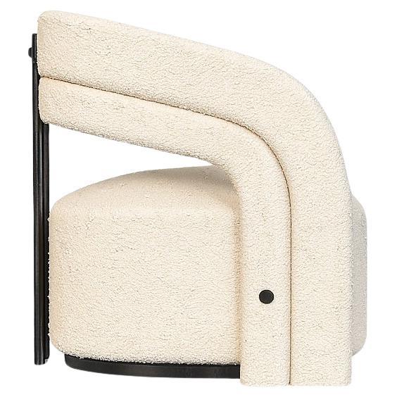 Dieser Sessel ist vollständig mit weichem Bouclé-Stoff gepolstert, der die Armlehnen, die Rückenlehne und die Sitzfläche bedeckt und für ein nahtloses, plüschiges Aussehen sorgt. Er ruht auf einem stabilen Sockel aus schwarz lackiertem, gebürstetem