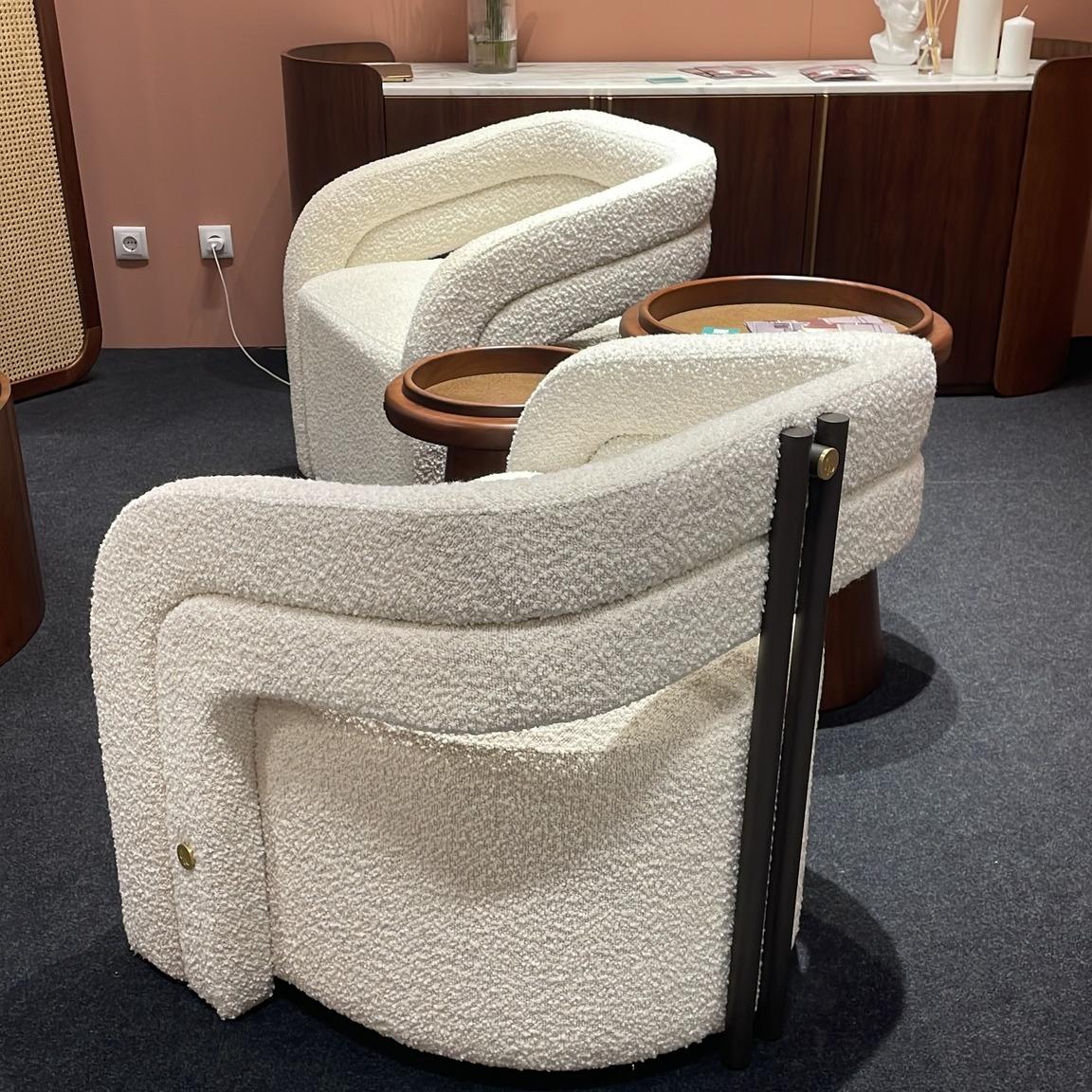 Moderner gepolsterter Bouclé-Sessel mit schwarz lackiertem Metallgestell (Portugiesisch) im Angebot