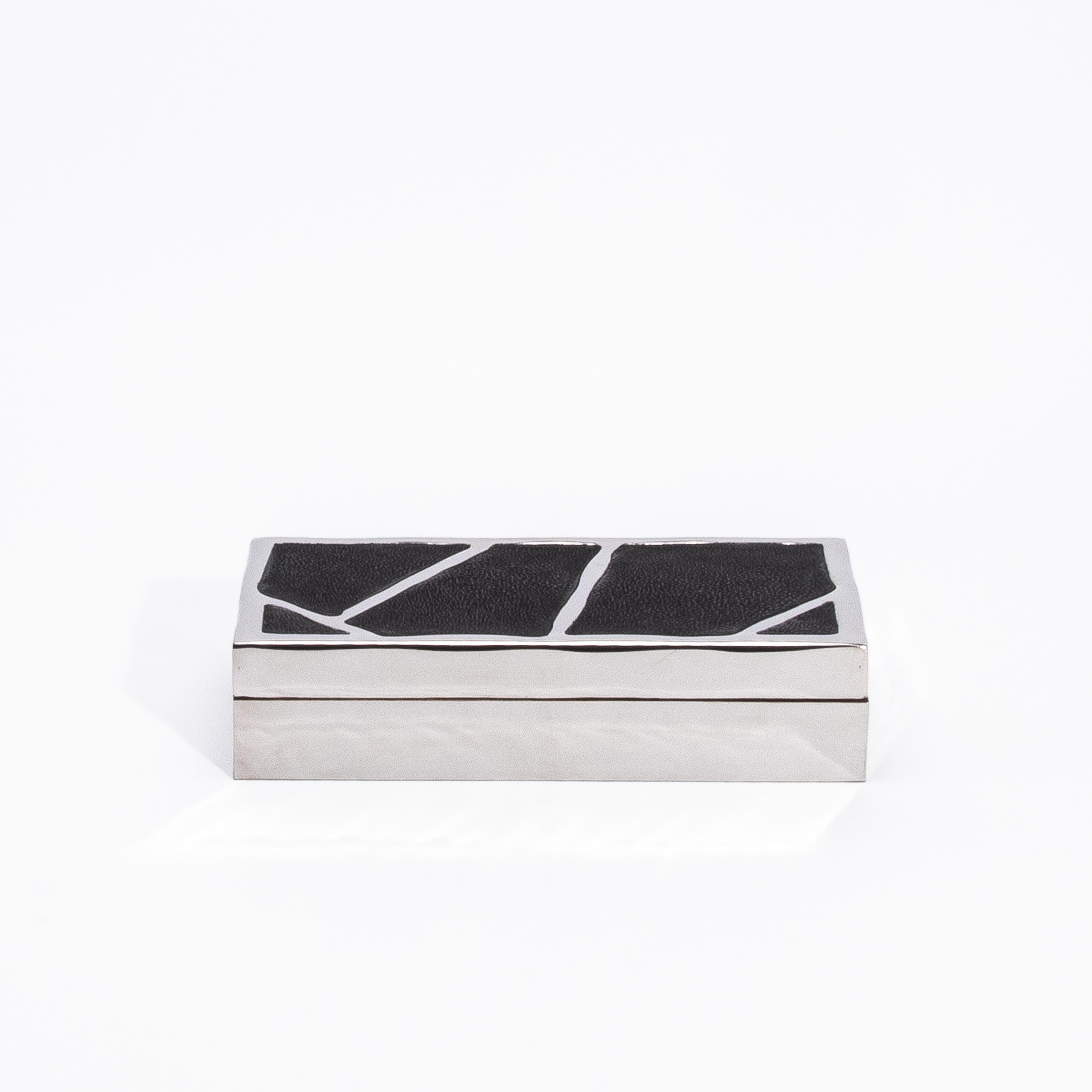Caja moderna de piel de zapa negra con acero inoxidable pulido de R&Y Augousti Filipino en venta