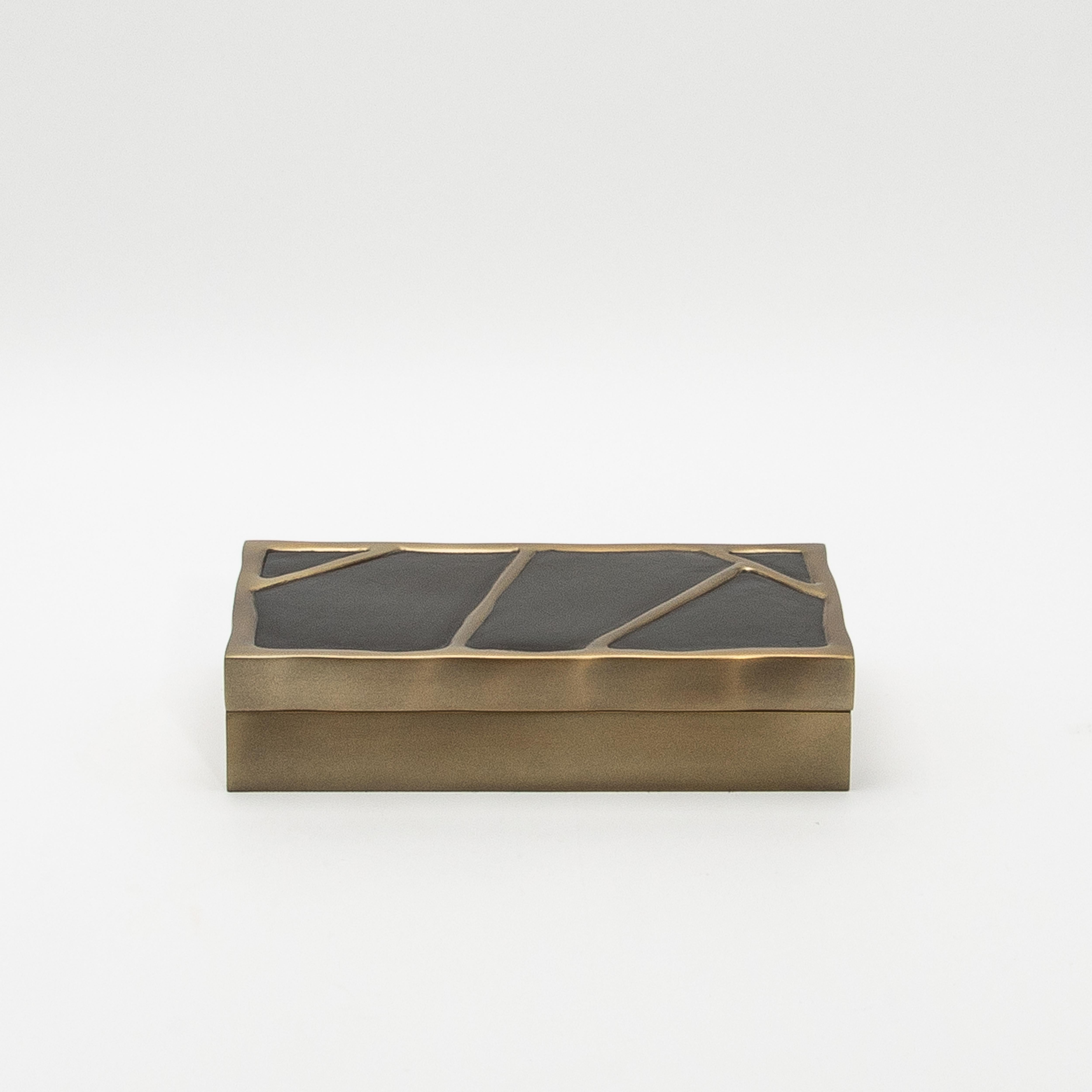 The “Melting Box” by R&Y Augousti exemplifies luxury craftsmanship, merging sleek modern design with exquisite materials. The top of the box showcases the organic beauty of black pen shell, with its glossy, crackled surface adding an element of